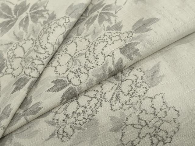 ■■■　サイズ　■■■ 身丈 157.5cm（肩から） 裄丈 66.5cm 袖丈 49cm　縫込み 5cm 袖幅 33.5cm 前幅 24cm 後幅 29.5cm 着物縫いこみ 内揚げ 5cm 裄 お袖側 約2cm　身頃側 約1cm ■■■　商品詳細　■■■ 【正絹】 状態は接写画像のように衿裏・胴裏に薄い汚れがございますが その他特に目立ったシミ汚れなどもなく大変良い状態です。 大変上質な逸品になります。 お安く出品致しますので、是非この機会にいかがでしょうか？ ■■■　注意事項　■■■ ■モニター発色の具合により色合いが異なる場合がございます。 ■寸法は多少の誤差が生じる場合がございますのでご了承ください。 ■縫込みの長さが左右非対称の場合は短い部分を記載しております。 左右非対称であってもご返品・お値引き等の保証は出来かねますので、ご了承の上ご購入をお願い致します。 ■シミ等のチェックには注意を払っておりますが、見落としがある場合もございますし、個人の見解も様々ですので神経質な方のご購入はお控えください。 ■箪笥に入っておりました着物や帯なので畳みシワや匂いがあるものもございます。 ■お休みは基本的に土日祝となりますが、その他臨時でお休みする場合がございますのでご了承ください。 ■商品の発送は平日のみの発送となります。 ■夜間と土曜、日曜日はお問い合わせの回答が遅れる場合がございます。 ■当店では、お直し、紋入れ、お手入れ等は承っておりません。 ■生地の状態（ヤケ、経年劣化等）によってはサイズ直しが出来ない場合がございます。 その点もどうかご了承のうえ、ご購入をお願いいたします。 ■弊社で取り扱う商品は一点ものにつき、時期や在庫状況に応じて金額が変更となる場合がございます。 ■検針は行っておりません。予めご了承いただきますようお願いいたします。 ■【洗える着物】と記載のある商品におきましては、商品お届け後に洗濯を行ってしまってからのご返品にはご対応しかねます。 念の為、専門店でのお手入れをお願いいたします。 ■写真に写っている物が全てになります。それ以外の付属品はございませんのでご了承ください。 ■状態に関する写真につきましては、掲載可能な写真枚数に限りがあるため、各箇所につき1枚参考画像を掲載しております。 ■着物のサイズ目安は下記を参考ください↓ ＜女性着物＞　お端折り次第で＋5cm　－1cmが着用可能サイズ 　例）身丈170cmの場合、身長160cm～175cm ＜男性着物＞　身丈＋約25cm～27cm程が適応身長 　例）身丈155cmの場合、身長180～182cm