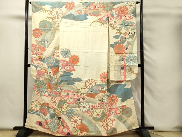 ■■■　サイズ　■■■ 身丈 161.5cm（肩から） 裄丈 64cm 袖丈 98cm　縫込み 3.5cm 袖幅 33.5cm 前幅 24cm 後幅 29.5cm 着物縫いこみ 内揚げ 4cm 裄 お袖側 約3cm　身頃側 約3cm ■■■　商品詳細　■■■ 【正絹】 状態は画像を添付しておりますので、そちらをご確認下さいますよう宜しくお願い致します。 大変上質な逸品になりますのでぜひお手入れをされてお召しになられてはいかがでしょうか。 お安く出品致しますので、是非この機会にいかがでしょうか？ ■■■　注意事項　■■■ ■モニター発色の具合により色合いが異なる場合がございます。 ■寸法は多少の誤差が生じる場合がございますのでご了承ください。 ■縫込みの長さが左右非対称の場合は短い部分を記載しております。 左右非対称であってもご返品・お値引き等の保証は出来かねますので、ご了承の上ご購入をお願い致します。 ■シミ等のチェックには注意を払っておりますが、見落としがある場合もございますし、個人の見解も様々ですので神経質な方のご購入はお控えください。 ■箪笥に入っておりました着物や帯なので畳みシワや匂いがあるものもございます。 ■お休みは基本的に土日祝となりますが、その他臨時でお休みする場合がございますのでご了承ください。 ■商品の発送は平日のみの発送となります。 ■夜間と土曜、日曜日はお問い合わせの回答が遅れる場合がございます。 ■当店では、お直し、紋入れ、お手入れ等は承っておりません。 ■生地の状態（ヤケ、経年劣化等）によってはサイズ直しが出来ない場合がございます。 その点もどうかご了承のうえ、ご購入をお願いいたします。 ■弊社で取り扱う商品は一点ものにつき、時期や在庫状況に応じて金額が変更となる場合がございます。 ■検針は行っておりません。予めご了承いただきますようお願いいたします。 ■【洗える着物】と記載のある商品におきましては、商品お届け後に洗濯を行ってしまってからのご返品にはご対応しかねます。 念の為、専門店でのお手入れをお願いいたします。 ■写真に写っている物が全てになります。それ以外の付属品はございませんのでご了承ください。 ■状態に関する写真につきましては、掲載可能な写真枚数に限りがあるため、各箇所につき1枚参考画像を掲載しております。 ■着物のサイズ目安は下記を参考ください↓ ＜女性着物＞　お端折り次第で＋5cm　－1cmが着用可能サイズ 　例）身丈170cmの場合、身長160cm～175cm ＜男性着物＞　身丈＋約25cm～27cm程が適応身長 　例）身丈155cmの場合、身長180～182cm