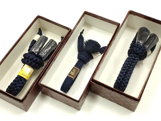 ■■■　商品詳細　■■■ ※こちらのお品はまとめての出品となりますので、 汚れ・サイズ等の詳細は記載しておりません。 ご理解の上でのご入札をお願い致します。 大変上質な逸品になります。 お安く出品致しますので、是非この機会にいかがでしょうか？ ■■■　注意事項　■■■ ■モニター発色の具合により色合いが異なる場合がございます。 ■寸法は多少の誤差が生じる場合がございますのでご了承ください。 ■縫込みの長さが左右非対称の場合は短い部分を記載しております。 左右非対称であってもご返品・お値引き等の保証は出来かねますので、ご了承の上ご購入をお願い致します。 ■シミ等のチェックには注意を払っておりますが、見落としがある場合もございますし、個人の見解も様々ですので神経質な方のご購入はお控えください。 ■箪笥に入っておりました着物や帯なので畳みシワや匂いがあるものもございます。 ■お休みは基本的に土日祝となりますが、その他臨時でお休みする場合がございますのでご了承ください。 ■商品の発送は平日のみの発送となります。 ■夜間と土曜、日曜日はお問い合わせの回答が遅れる場合がございます。 ■当店では、お直し、紋入れ、お手入れ等は承っておりません。 ■生地の状態（ヤケ、経年劣化等）によってはサイズ直しが出来ない場合がございます。 その点もどうかご了承のうえ、ご購入をお願いいたします。 ■弊社で取り扱う商品は一点ものにつき、時期や在庫状況に応じて金額が変更となる場合がございます。 ■検針は行っておりません。予めご了承いただきますようお願いいたします。 ■【洗える着物】と記載のある商品におきましては、商品お届け後に洗濯を行ってしまってからのご返品にはご対応しかねます。 念の為、専門店でのお手入れをお願いいたします。 ■写真に写っている物が全てになります。それ以外の付属品はございませんのでご了承ください。 ■状態に関する写真につきましては、掲載可能な写真枚数に限りがあるため、各箇所につき1枚参考画像を掲載しております。 ■着物のサイズ目安は下記を参考ください↓ ＜女性着物＞　お端折り次第で＋5cm　－1cmが着用可能サイズ 　例）身丈170cmの場合、身長160cm～175cm ＜男性着物＞　身丈＋約25cm～27cm程が適応身長 　例）身丈155cmの場合、身長180～182cm