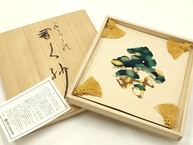 ■■■　サイズ　■■■ %1% ■■■　商品詳細　■■■ 状態は特に目立ったシミ汚れなどもなく大変良い状態です。 大変上質な逸品になります。 お安く出品致しますので、是非この機会にいかがでしょうか？ ■■■　注意事項　■■■ ■モニター発色の具合により色合いが異なる場合がございます。 ■寸法は多少の誤差が生じる場合がございますのでご了承ください。 ■縫込みの長さが左右非対称の場合は短い部分を記載しております。 左右非対称であってもご返品・お値引き等の保証は出来かねますので、ご了承の上ご購入をお願い致します。 ■シミ等のチェックには注意を払っておりますが、見落としがある場合もございますし、個人の見解も様々ですので神経質な方のご購入はお控えください。 ■箪笥に入っておりました着物や帯なので畳みシワや匂いがあるものもございます。 ■お休みは基本的に土日祝となりますが、その他臨時でお休みする場合がございますのでご了承ください。 ■商品の発送は平日のみの発送となります。 ■夜間と土曜、日曜日はお問い合わせの回答が遅れる場合がございます。 ■当店では、お直し、紋入れ、お手入れ等は承っておりません。 ■生地の状態（ヤケ、経年劣化等）によってはサイズ直しが出来ない場合がございます。 その点もどうかご了承のうえ、ご購入をお願いいたします。 ■弊社で取り扱う商品は一点ものにつき、時期や在庫状況に応じて金額が変更となる場合がございます。 ■検針は行っておりません。予めご了承いただきますようお願いいたします。 ■【洗える着物】と記載のある商品におきましては、商品お届け後に洗濯を行ってしまってからのご返品にはご対応しかねます。 念の為、専門店でのお手入れをお願いいたします。 ■写真に写っている物が全てになります。それ以外の付属品はございませんのでご了承ください。 ■状態に関する写真につきましては、掲載可能な写真枚数に限りがあるため、各箇所につき1枚参考画像を掲載しております。 ■着物のサイズ目安は下記を参考ください↓ ＜女性着物＞　お端折り次第で＋5cm　－1cmが着用可能サイズ 　例）身丈170cmの場合、身長160cm～175cm ＜男性着物＞　身丈＋約25cm～27cm程が適応身長 　例）身丈155cmの場合、身長180～182cm