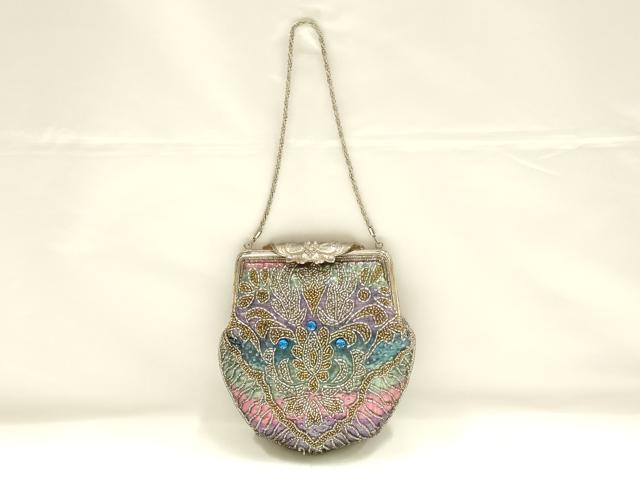 ■■■　サイズ　■■■ 【バッグ】 横　　　15.5cm 縦　　　16.5cm　取っ手込み　33.5cm 奥行き　4cm ■■■　商品詳細　■■■ 状態は参考画像のように所々に薄い汚れ、擦れ、ビーズの欠損、塗装剥がれがございます。 大変上質な逸品になります。 お安く出品致しますので、是非この機会にいかがでしょうか？ ■■■　注意事項　■■■ ■モニター発色の具合により色合いが異なる場合がございます。 ■寸法は多少の誤差が生じる場合がございますのでご了承ください。 ■縫込みの長さが左右非対称の場合は短い部分を記載しております。 左右非対称であってもご返品・お値引き等の保証は出来かねますので、ご了承の上ご購入をお願い致します。 ■シミ等のチェックには注意を払っておりますが、見落としがある場合もございますし、個人の見解も様々ですので神経質な方のご購入はお控えください。 ■箪笥に入っておりました着物や帯なので畳みシワや匂いがあるものもございます。 ■お休みは基本的に土日祝となりますが、その他臨時でお休みする場合がございますのでご了承ください。 ■商品の発送は平日のみの発送となります。 ■夜間と土曜、日曜日はお問い合わせの回答が遅れる場合がございます。 ■当店では、お直し、紋入れ、お手入れ等は承っておりません。 ■生地の状態（ヤケ、経年劣化等）によってはサイズ直しが出来ない場合がございます。 その点もどうかご了承のうえ、ご購入をお願いいたします。 ■弊社で取り扱う商品は一点ものにつき、時期や在庫状況に応じて金額が変更となる場合がございます。 ■検針は行っておりません。予めご了承いただきますようお願いいたします。 ■【洗える着物】と記載のある商品におきましては、商品お届け後に洗濯を行ってしまってからのご返品にはご対応しかねます。 念の為、専門店でのお手入れをお願いいたします。 ■写真に写っている物が全てになります。それ以外の付属品はございませんのでご了承ください。 ■状態に関する写真につきましては、掲載可能な写真枚数に限りがあるため、各箇所につき1枚参考画像を掲載しております。 ■着物のサイズ目安は下記を参考ください↓ ＜女性着物＞　お端折り次第で＋5cm　－1cmが着用可能サイズ 　例）身丈170cmの場合、身長160cm～175cm ＜男性着物＞　身丈＋約25cm～27cm程が適応身長 　例）身丈155cmの場合、身長180～182cm