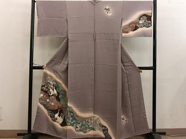 ■■■　サイズ　■■■ 身丈 156cm（肩から） 裄丈 67cm 袖丈 42cm　縫込み 6.5cm 袖幅 33.5cm 前幅 24.5cm 後幅 29.5cm 着物縫いこみ 内揚げ 6.5cm 裄 お袖側 約1.5cm　身頃側 約2cm ■■■　商品詳細　■■■ 【正絹】 状態は画像を添付しておりますので、そちらをご確認下さいますよう宜しくお願い致します。 大変上質な逸品になります。 お安く出品致しますので、是非この機会にいかがでしょうか？ ■■■　注意事項　■■■ ■モニター発色の具合により色合いが異なる場合がございます。 ■寸法は多少の誤差が生じる場合がございますのでご了承ください。 ■縫込みの長さが左右非対称の場合は短い部分を記載しております。 左右非対称であってもご返品・お値引き等の保証は出来かねますので、ご了承の上ご購入をお願い致します。 ■シミ等のチェックには注意を払っておりますが、見落としがある場合もございますし、個人の見解も様々ですので神経質な方のご購入はお控えください。 ■箪笥に入っておりました着物や帯なので畳みシワや匂いがあるものもございます。 ■お休みは基本的に土日祝となりますが、その他臨時でお休みする場合がございますのでご了承ください。 ■商品の発送は平日のみの発送となります。 ■夜間と土曜、日曜日はお問い合わせの回答が遅れる場合がございます。 ■当店では、お直し、紋入れ、お手入れ等は承っておりません。 ■生地の状態（ヤケ、経年劣化等）によってはサイズ直しが出来ない場合がございます。 その点もどうかご了承のうえ、ご購入をお願いいたします。 ■弊社で取り扱う商品は一点ものにつき、時期や在庫状況に応じて金額が変更となる場合がございます。 ■検針は行っておりません。予めご了承いただきますようお願いいたします。 ■【洗える着物】と記載のある商品におきましては、商品お届け後に洗濯を行ってしまってからのご返品にはご対応しかねます。 念の為、専門店でのお手入れをお願いいたします。 ■写真に写っている物が全てになります。それ以外の付属品はございませんのでご了承ください。 ■状態に関する写真につきましては、掲載可能な写真枚数に限りがあるため、各箇所につき1枚参考画像を掲載しております。 ■着物のサイズ目安は下記を参考ください↓ ＜女性着物＞　お端折り次第で＋5cm　−1cmが着用可能サイズ 　例）身丈170cmの場合、身長160cm〜175cm ＜男性着物＞　身丈＋約25cm〜27cm程が適応身長 　例）身丈155cmの場合、身長180〜182cm