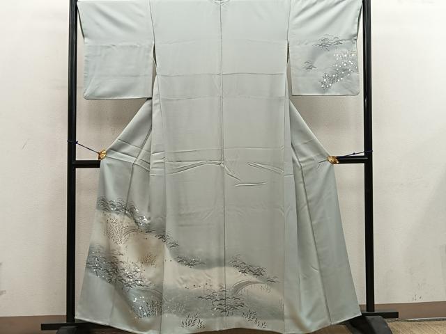 ■■■　サイズ　■■■ 身丈 157.5cm（肩から） 裄丈 67.5cm 袖丈 47.5cm　縫込み 3.5cm 袖幅 34cm 前幅 24.5cm 後幅 30cm 着物縫いこみ 内揚げ 9cm 裄 お袖側 約2.5cm　身頃側 約2cm ■■■　商品詳細　■■■ 【正絹】 状態は画像を添付しておりますので、そちらをご確認下さいますよう宜しくお願い致します。 大変上質な逸品になります。 お安く出品致しますので、是非この機会にいかがでしょうか？ ■■■　注意事項　■■■ ■モニター発色の具合により色合いが異なる場合がございます。 ■寸法は多少の誤差が生じる場合がございますのでご了承ください。 ■縫込みの長さが左右非対称の場合は短い部分を記載しております。 左右非対称であってもご返品・お値引き等の保証は出来かねますので、ご了承の上ご購入をお願い致します。 ■シミ等のチェックには注意を払っておりますが、見落としがある場合もございますし、個人の見解も様々ですので神経質な方のご購入はお控えください。 ■箪笥に入っておりました着物や帯なので畳みシワや匂いがあるものもございます。 ■お休みは基本的に土日祝となりますが、その他臨時でお休みする場合がございますのでご了承ください。 ■商品の発送は平日のみの発送となります。 ■夜間と土曜、日曜日はお問い合わせの回答が遅れる場合がございます。 ■当店では、お直し、紋入れ、お手入れ等は承っておりません。 ■生地の状態（ヤケ、経年劣化等）によってはサイズ直しが出来ない場合がございます。 その点もどうかご了承のうえ、ご購入をお願いいたします。 ■弊社で取り扱う商品は一点ものにつき、時期や在庫状況に応じて金額が変更となる場合がございます。 ■検針は行っておりません。予めご了承いただきますようお願いいたします。 ■【洗える着物】と記載のある商品におきましては、商品お届け後に洗濯を行ってしまってからのご返品にはご対応しかねます。 念の為、専門店でのお手入れをお願いいたします。 ■写真に写っている物が全てになります。それ以外の付属品はございませんのでご了承ください。 ■状態に関する写真につきましては、掲載可能な写真枚数に限りがあるため、各箇所につき1枚参考画像を掲載しております。 ■着物のサイズ目安は下記を参考ください↓ ＜女性着物＞　お端折り次第で＋5cm　−1cmが着用可能サイズ 　例）身丈170cmの場合、身長160cm〜175cm ＜男性着物＞　身丈＋約25cm〜27cm程が適応身長 　例）身丈155cmの場合、身長180〜182cm