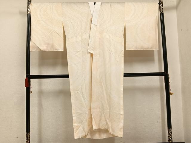 ■■■　サイズ　■■■ 身丈 136cm（肩から） 裄丈 71cm 袖丈 51cm　縫込み 5cm 袖幅 35cm 前幅 29cm 後幅 32cm 着物縫いこみ 内揚げ 3cm 裄 お袖側 約0cm　身頃側 約0cm ■■■　商品詳細　■■■ 【正絹・未使用】 状態は特に目立ったシミ汚れなどもなく大変良い状態です。 大変上質な逸品になります。 お安く出品致しますので、是非この機会にいかがでしょうか？ ■■■　注意事項　■■■ ■モニター発色の具合により色合いが異なる場合がございます。 ■寸法は多少の誤差が生じる場合がございますのでご了承ください。 ■縫込みの長さが左右非対称の場合は短い部分を記載しております。 左右非対称であってもご返品・お値引き等の保証は出来かねますので、ご了承の上ご購入をお願い致します。 ■シミ等のチェックには注意を払っておりますが、見落としがある場合もございますし、個人の見解も様々ですので神経質な方のご購入はお控えください。 ■箪笥に入っておりました着物や帯なので畳みシワや匂いがあるものもございます。 ■お休みは基本的に土日祝となりますが、その他臨時でお休みする場合がございますのでご了承ください。 ■商品の発送は平日のみの発送となります。 ■夜間と土曜、日曜日はお問い合わせの回答が遅れる場合がございます。 ■当店では、お直し、紋入れ、お手入れ等は承っておりません。 ■生地の状態（ヤケ、経年劣化等）によってはサイズ直しが出来ない場合がございます。 その点もどうかご了承のうえ、ご購入をお願いいたします。 ■弊社で取り扱う商品は一点ものにつき、時期や在庫状況に応じて金額が変更となる場合がございます。 ■検針は行っておりません。予めご了承いただきますようお願いいたします。 ■【洗える着物】と記載のある商品におきましては、商品お届け後に洗濯を行ってしまってからのご返品にはご対応しかねます。 念の為、専門店でのお手入れをお願いいたします。 ■写真に写っている物が全てになります。それ以外の付属品はございませんのでご了承ください。 ■状態に関する写真につきましては、掲載可能な写真枚数に限りがあるため、各箇所につき1枚参考画像を掲載しております。 ■着物のサイズ目安は下記を参考ください↓ ＜女性着物＞　お端折り次第で＋5cm　－1cmが着用可能サイズ 　例）身丈170cmの場合、身長160cm～175cm ＜男性着物＞　身丈＋約25cm～27cm程が適応身長 　例）身丈155cmの場合、身長180～182cm