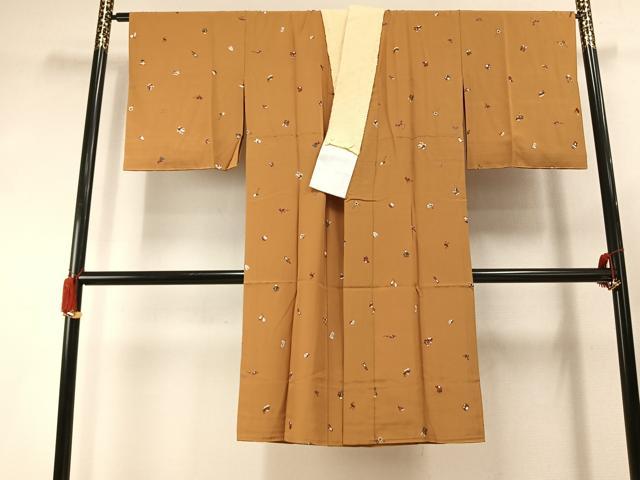 ■■■　サイズ　■■■ 身丈 119cm（肩から） 裄丈 63cm 袖丈 49cm　縫込み 4cm 袖幅 33.5cm 前幅 28cm 後幅 31cm 着物縫いこみ 内揚げ 6cm 裄 お袖側 約2cm　身頃側 約2.5cm ■■■　商品詳細　■■■ 【正絹】 状態は特に目立ったシミ汚れなどもなく大変良い状態です。 大変上質な逸品になります。 お安く出品致しますので、是非この機会にいかがでしょうか？ ■■■　注意事項　■■■ ■モニター発色の具合により色合いが異なる場合がございます。 ■寸法は多少の誤差が生じる場合がございますのでご了承ください。 ■縫込みの長さが左右非対称の場合は短い部分を記載しております。 左右非対称であってもご返品・お値引き等の保証は出来かねますので、ご了承の上ご購入をお願い致します。 ■シミ等のチェックには注意を払っておりますが、見落としがある場合もございますし、個人の見解も様々ですので神経質な方のご購入はお控えください。 ■箪笥に入っておりました着物や帯なので畳みシワや匂いがあるものもございます。 ■お休みは基本的に土日祝となりますが、その他臨時でお休みする場合がございますのでご了承ください。 ■商品の発送は平日のみの発送となります。 ■夜間と土曜、日曜日はお問い合わせの回答が遅れる場合がございます。 ■当店では、お直し、紋入れ、お手入れ等は承っておりません。 ■生地の状態（ヤケ、経年劣化等）によってはサイズ直しが出来ない場合がございます。 その点もどうかご了承のうえ、ご購入をお願いいたします。 ■弊社で取り扱う商品は一点ものにつき、時期や在庫状況に応じて金額が変更となる場合がございます。 ■検針は行っておりません。予めご了承いただきますようお願いいたします。 ■【洗える着物】と記載のある商品におきましては、商品お届け後に洗濯を行ってしまってからのご返品にはご対応しかねます。 念の為、専門店でのお手入れをお願いいたします。 ■写真に写っている物が全てになります。それ以外の付属品はございませんのでご了承ください。 ■状態に関する写真につきましては、掲載可能な写真枚数に限りがあるため、各箇所につき1枚参考画像を掲載しております。 ■着物のサイズ目安は下記を参考ください↓ ＜女性着物＞　お端折り次第で＋5cm　－1cmが着用可能サイズ 　例）身丈170cmの場合、身長160cm～175cm ＜男性着物＞　身丈＋約25cm～27cm程が適応身長 　例）身丈155cmの場合、身長180～182cm