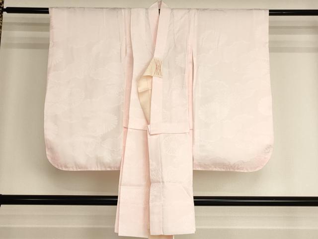 ■■■　サイズ　■■■ 【長襦袢】 身丈 91cm（肩から） 裄丈 46cm（肩上げ　6cm） 袖丈 67.5cm　縫込み 2cm 袖幅 31.5cm 前幅 32.5cm 後幅 27cm 着物縫いこみ 内揚げ 0cm （腰上げ　4cm） 裄 お袖側 約1.5cm　身頃側 約1cm ■■■　商品詳細　■■■ 長襦袢【化繊】の状態は接写画像のように両袖後ろ・紐に汚れがございますが その他特に目立ったシミ汚れなどもなく大変良い状態です。 お安く出品致しますので、是非この機会にいかがでしょうか？ ■■■　注意事項　■■■ ■モニター発色の具合により色合いが異なる場合がございます。 ■寸法は多少の誤差が生じる場合がございますのでご了承ください。 ■縫込みの長さが左右非対称の場合は短い部分を記載しております。 左右非対称であってもご返品・お値引き等の保証は出来かねますので、ご了承の上ご購入をお願い致します。 ■シミ等のチェックには注意を払っておりますが、見落としがある場合もございますし、個人の見解も様々ですので神経質な方のご購入はお控えください。 ■箪笥に入っておりました着物や帯なので畳みシワや匂いがあるものもございます。 ■お休みは基本的に土日祝となりますが、その他臨時でお休みする場合がございますのでご了承ください。 ■商品の発送は平日のみの発送となります。 ■夜間と土曜、日曜日はお問い合わせの回答が遅れる場合がございます。 ■当店では、お直し、紋入れ、お手入れ等は承っておりません。 ■生地の状態（ヤケ、経年劣化等）によってはサイズ直しが出来ない場合がございます。 その点もどうかご了承のうえ、ご購入をお願いいたします。 ■弊社で取り扱う商品は一点ものにつき、時期や在庫状況に応じて金額が変更となる場合がございます。 ■検針は行っておりません。予めご了承いただきますようお願いいたします。 ■【洗える着物】と記載のある商品におきましては、商品お届け後に洗濯を行ってしまってからのご返品にはご対応しかねます。 念の為、専門店でのお手入れをお願いいたします。 ■写真に写っている物が全てになります。それ以外の付属品はございませんのでご了承ください。 ■状態に関する写真につきましては、掲載可能な写真枚数に限りがあるため、各箇所につき1枚参考画像を掲載しております。 ■着物のサイズ目安は下記を参考ください↓ ＜女性着物＞　お端折り次第で＋5cm　－1cmが着用可能サイズ 　例）身丈170cmの場合、身長160cm～175cm ＜男性着物＞　身丈＋約25cm～27cm程が適応身長 　例）身丈155cmの場合、身長180～182cm