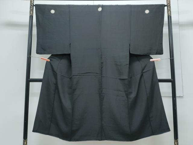 ■■■　サイズ　■■■ 身丈 136.5cm（肩から） 裄丈 66cm 袖丈 43cm　縫込み 4cm 袖幅 34cm 前幅 22cm 後幅 28cm 着物縫いこみ 内揚げ 6cm 裄 お袖側 約1cm　身頃側 約4cm ■■■　商品詳細　■■■ 【正絹・五つ紋】 状態は接写画像のように表地所々・裏地に薄い汚れがございます。 大変上質な逸品になりますのでぜひお手入れをされてお召しになられてはいかがでしょうか。 お安く出品致しますので、是非この機会にいかがでしょうか？ ■■■　注意事項　■■■ ■モニター発色の具合により色合いが異なる場合がございます。 ■寸法は多少の誤差が生じる場合がございますのでご了承ください。 ■縫込みの長さが左右非対称の場合は短い部分を記載しております。 左右非対称であってもご返品・お値引き等の保証は出来かねますので、ご了承の上ご購入をお願い致します。 ■シミ等のチェックには注意を払っておりますが、見落としがある場合もございますし、個人の見解も様々ですので神経質な方のご購入はお控えください。 ■箪笥に入っておりました着物や帯なので畳みシワや匂いがあるものもございます。 ■お休みは基本的に土日祝となりますが、その他臨時でお休みする場合がございますのでご了承ください。 ■商品の発送は平日のみの発送となります。 ■夜間と土曜、日曜日はお問い合わせの回答が遅れる場合がございます。 ■当店では、お直し、紋入れ、お手入れ等は承っておりません。 ■生地の状態（ヤケ、経年劣化等）によってはサイズ直しが出来ない場合がございます。 その点もどうかご了承のうえ、ご購入をお願いいたします。 ■弊社で取り扱う商品は一点ものにつき、時期や在庫状況に応じて金額が変更となる場合がございます。 ■検針は行っておりません。予めご了承いただきますようお願いいたします。 ■【洗える着物】と記載のある商品におきましては、商品お届け後に洗濯を行ってしまってからのご返品にはご対応しかねます。 念の為、専門店でのお手入れをお願いいたします。 ■写真に写っている物が全てになります。それ以外の付属品はございませんのでご了承ください。 ■状態に関する写真につきましては、掲載可能な写真枚数に限りがあるため、各箇所につき1枚参考画像を掲載しております。 ■着物のサイズ目安は下記を参考ください↓ ＜女性着物＞　お端折り次第で＋5cm　－1cmが着用可能サイズ 　例）身丈170cmの場合、身長160cm～175cm ＜男性着物＞　身丈＋約25cm～27cm程が適応身長 　例）身丈155cmの場合、身長180～182cm