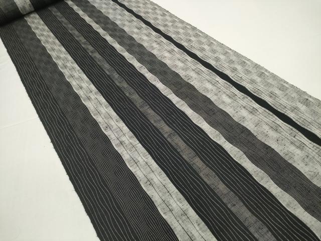 平和屋の平和屋着物●西陣　街角紬　反物　着尺　三代目 市三郎　間道　黒地　逸品　未使用　DABD8530zzz｜アングル2