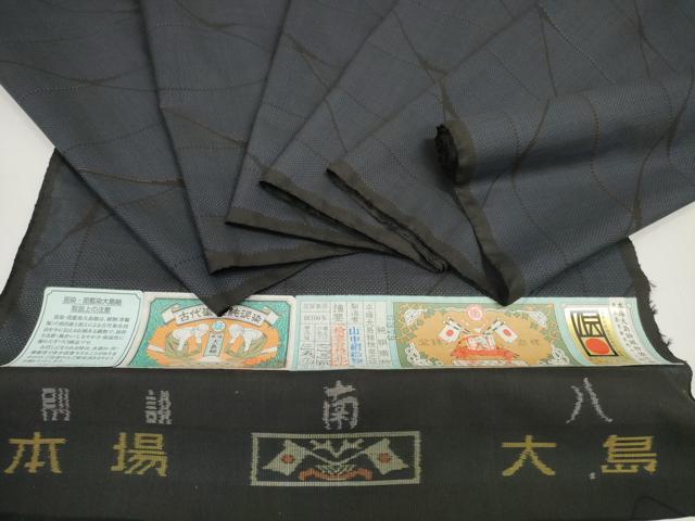 ■■■　サイズ　■■■ 長さ　　着尺分あり 幅　　　約39cm ■■■　商品詳細　■■■ 【正絹・未使用】 状態は特に目立ったシミ汚れなどもなく大変良い状態です。 大変上質な逸品になります。 お安く出品致しますので、是非この機会にいかがでしょうか？ ■■■　注意事項　■■■ ■モニター発色の具合により色合いが異なる場合がございます。 ■寸法は多少の誤差が生じる場合がございますのでご了承ください。 ■縫込みの長さが左右非対称の場合は短い部分を記載しております。 左右非対称であってもご返品・お値引き等の保証は出来かねますので、ご了承の上ご購入をお願い致します。 ■シミ等のチェックには注意を払っておりますが、見落としがある場合もございますし、個人の見解も様々ですので神経質な方のご購入はお控えください。 ■箪笥に入っておりました着物や帯なので畳みシワや匂いがあるものもございます。 ■お休みは基本的に土日祝となりますが、その他臨時でお休みする場合がございますのでご了承ください。 ■商品の発送は平日のみの発送となります。 ■夜間と土曜、日曜日はお問い合わせの回答が遅れる場合がございます。 ■当店では、お直し、紋入れ、お手入れ等は承っておりません。 ■生地の状態（ヤケ、経年劣化等）によってはサイズ直しが出来ない場合がございます。 その点もどうかご了承のうえ、ご購入をお願いいたします。 ■弊社で取り扱う商品は一点ものにつき、時期や在庫状況に応じて金額が変更となる場合がございます。 ■検針は行っておりません。予めご了承いただきますようお願いいたします。 ■【洗える着物】と記載のある商品におきましては、商品お届け後に洗濯を行ってしまってからのご返品にはご対応しかねます。 念の為、専門店でのお手入れをお願いいたします。 ■写真に写っている物が全てになります。それ以外の付属品はございませんのでご了承ください。 ■状態に関する写真につきましては、掲載可能な写真枚数に限りがあるため、各箇所につき1枚参考画像を掲載しております。 ■着物のサイズ目安は下記を参考ください↓ ＜女性着物＞　お端折り次第で＋5cm　－1cmが着用可能サイズ 　例）身丈170cmの場合、身長160cm～175cm ＜男性着物＞　身丈＋約25cm～27cm程が適応身長 　例）身丈155cmの場合、身長180～182cm