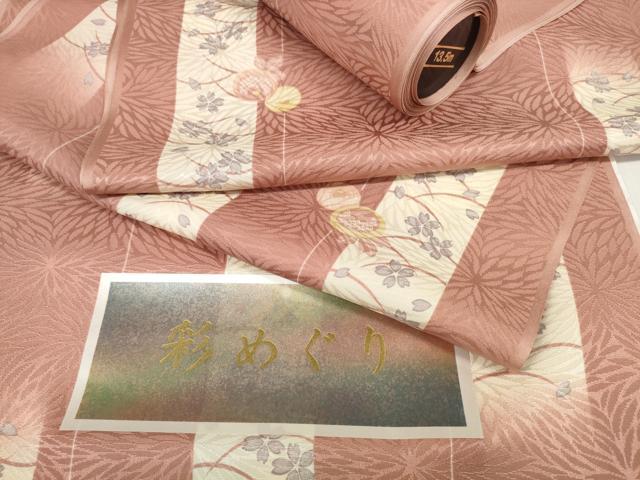 ■■■　サイズ　■■■ 長さ　　着尺分あり 幅　　　約36cm ■■■　商品詳細　■■■ 【正絹・未使用】 状態は特に目立ったシミ汚れなどもなく大変良い状態です。 大変上質な逸品になります。 お安く出品致しますので、是非この機会にいかがでしょうか？ ■■■　注意事項　■■■ ■モニター発色の具合により色合いが異なる場合がございます。 ■寸法は多少の誤差が生じる場合がございますのでご了承ください。 ■縫込みの長さが左右非対称の場合は短い部分を記載しております。 左右非対称であってもご返品・お値引き等の保証は出来かねますので、ご了承の上ご購入をお願い致します。 ■シミ等のチェックには注意を払っておりますが、見落としがある場合もございますし、個人の見解も様々ですので神経質な方のご購入はお控えください。 ■箪笥に入っておりました着物や帯なので畳みシワや匂いがあるものもございます。 ■お休みは基本的に土日祝となりますが、その他臨時でお休みする場合がございますのでご了承ください。 ■商品の発送は平日のみの発送となります。 ■夜間と土曜、日曜日はお問い合わせの回答が遅れる場合がございます。 ■当店では、お直し、紋入れ、お手入れ等は承っておりません。 ■生地の状態（ヤケ、経年劣化等）によってはサイズ直しが出来ない場合がございます。 その点もどうかご了承のうえ、ご購入をお願いいたします。 ■弊社で取り扱う商品は一点ものにつき、時期や在庫状況に応じて金額が変更となる場合がございます。 ■検針は行っておりません。予めご了承いただきますようお願いいたします。 ■【洗える着物】と記載のある商品におきましては、商品お届け後に洗濯を行ってしまってからのご返品にはご対応しかねます。 念の為、専門店でのお手入れをお願いいたします。 ■写真に写っている物が全てになります。それ以外の付属品はございませんのでご了承ください。 ■状態に関する写真につきましては、掲載可能な写真枚数に限りがあるため、各箇所につき1枚参考画像を掲載しております。 ■着物のサイズ目安は下記を参考ください↓ ＜女性着物＞　お端折り次第で＋5cm　－1cmが着用可能サイズ 　例）身丈170cmの場合、身長160cm～175cm ＜男性着物＞　身丈＋約25cm～27cm程が適応身長 　例）身丈155cmの場合、身長180～182cm