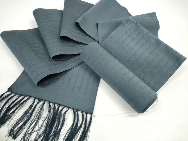 ■■■　サイズ　■■■ 幅　　　約20cm ■■■　商品詳細　■■■ 【正絹・未使用】 状態は特に目立ったシミ汚れなどもなく大変良い状態です。 爪で糸を1本1本掻きよせて織る爪つづれは 「日に寸、五日に寸、十日に寸」と伝えられるほどの 月日と高度な技術が必要であり複雑な文様になると 1日にわずか1cmしか織り進めないものもあります。 そのため極めて生産数も少なく希少価値の高い織物となっています。 元来生産数の少ないうえに職人さんの高齢化と後継者不足にともない 高度な技術をもった織師は年々減少している爪織本綴れ。 大変上質な逸品になります。 お安く出品致しますので、是非この機会にいかがでしょうか？ ■■■　注意事項　■■■ ■モニター発色の具合により色合いが異なる場合がございます。 ■寸法は多少の誤差が生じる場合がございますのでご了承ください。 ■縫込みの長さが左右非対称の場合は短い部分を記載しております。 左右非対称であってもご返品・お値引き等の保証は出来かねますので、ご了承の上ご購入をお願い致します。 ■シミ等のチェックには注意を払っておりますが、見落としがある場合もございますし、個人の見解も様々ですので神経質な方のご購入はお控えください。 ■箪笥に入っておりました着物や帯なので畳みシワや匂いがあるものもございます。 ■お休みは基本的に土日祝となりますが、その他臨時でお休みする場合がございますのでご了承ください。 ■商品の発送は平日のみの発送となります。 ■夜間と土曜、日曜日はお問い合わせの回答が遅れる場合がございます。 ■当店では、お直し、紋入れ、お手入れ等は承っておりません。 ■生地の状態（ヤケ、経年劣化等）によってはサイズ直しが出来ない場合がございます。 その点もどうかご了承のうえ、ご購入をお願いいたします。 ■弊社で取り扱う商品は一点ものにつき、時期や在庫状況に応じて金額が変更となる場合がございます。 ■検針は行っておりません。予めご了承いただきますようお願いいたします。 ■【洗える着物】と記載のある商品におきましては、商品お届け後に洗濯を行ってしまってからのご返品にはご対応しかねます。 念の為、専門店でのお手入れをお願いいたします。 ■写真に写っている物が全てになります。それ以外の付属品はございませんのでご了承ください。 ■状態に関する写真につきましては、掲載可能な写真枚数に限りがあるため、各箇所につき1枚参考画像を掲載しております。 ■着物のサイズ目安は下記を参考ください↓ ＜女性着物＞　お端折り次第で＋5cm　－1cmが着用可能サイズ 　例）身丈170cmの場合、身長160cm～175cm ＜男性着物＞　身丈＋約25cm～27cm程が適応身長 　例）身丈155cmの場合、身長180～182cm