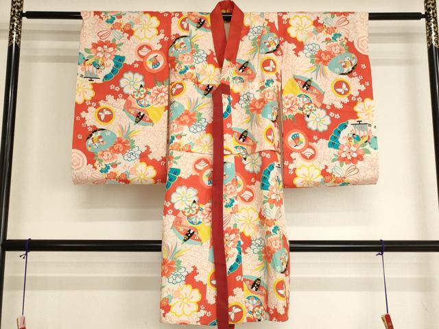 ■■■　サイズ　■■■ 【長襦袢】 身丈 101.5cm（肩から） 裄丈 48cm（肩上げ　4.5cm） 袖丈 61cm　縫込み 9cm 袖幅 30cm 前幅 22.5cm 後幅 26cm 着物縫いこみ 内揚げ 13cm （腰上げ　1cm） 裄 お袖側 約2cm　身頃側 約6.5cm ■■■　商品詳細　■■■ 長襦袢【正絹】の状態は接写画像のように上前・後身頃・左袖前・袖口・紐に汚れ、胴裏に汚れ・経年劣化による変色がございます。 大変上質な逸品になります。 お安く出品致しますので、是非この機会にいかがでしょうか？ ※大正ロマンなレトロ品です。 和モダン・レトロ感をお楽しみください。 アンティークになりますので お品物の状態の感じ方には個人差がございます。 ご理解の上でのご入札をお願い致します。 ■■■　注意事項　■■■ ■モニター発色の具合により色合いが異なる場合がございます。 ■寸法は多少の誤差が生じる場合がございますのでご了承ください。 ■縫込みの長さが左右非対称の場合は短い部分を記載しております。 左右非対称であってもご返品・お値引き等の保証は出来かねますので、ご了承の上ご購入をお願い致します。 ■シミ等のチェックには注意を払っておりますが、見落としがある場合もございますし、個人の見解も様々ですので神経質な方のご購入はお控えください。 ■箪笥に入っておりました着物や帯なので畳みシワや匂いがあるものもございます。 ■お休みは基本的に土日祝となりますが、その他臨時でお休みする場合がございますのでご了承ください。 ■商品の発送は平日のみの発送となります。 ■夜間と土曜、日曜日はお問い合わせの回答が遅れる場合がございます。 ■当店では、お直し、紋入れ、お手入れ等は承っておりません。 ■生地の状態（ヤケ、経年劣化等）によってはサイズ直しが出来ない場合がございます。 その点もどうかご了承のうえ、ご購入をお願いいたします。 ■弊社で取り扱う商品は一点ものにつき、時期や在庫状況に応じて金額が変更となる場合がございます。 ■検針は行っておりません。予めご了承いただきますようお願いいたします。 ■【洗える着物】と記載のある商品におきましては、商品お届け後に洗濯を行ってしまってからのご返品にはご対応しかねます。 念の為、専門店でのお手入れをお願いいたします。 ■写真に写っている物が全てになります。それ以外の付属品はございませんのでご了承ください。 ■状態に関する写真につきましては、掲載可能な写真枚数に限りがあるため、各箇所につき1枚参考画像を掲載しております。 ■着物のサイズ目安は下記を参考ください↓ ＜女性着物＞　お端折り次第で＋5cm　－1cmが着用可能サイズ 　例）身丈170cmの場合、身長160cm～175cm ＜男性着物＞　身丈＋約25cm～27cm程が適応身長 　例）身丈155cmの場合、身長180～182cm
