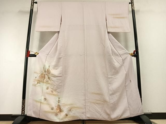 ■■■　サイズ　■■■ 身丈 160cm（肩から） 裄丈 63.5cm 袖丈 47.5cm　縫込み 5.5cm 袖幅 33cm 前幅 25cm 後幅 30cm 着物縫いこみ 内揚げ 5cm 裄 お袖側 約5cm　身頃側 約4cm ■■■　商品詳細　■■■ 【正絹】 状態は接写画像のように上前おくみ・衿山・左袖・八掛・衿裏に薄い汚れがございますが その他特に目立ったシミ汚れなどもなく大変良い状態です。 金彩友禅を確立された日本随一の染織家です。 活動の幅も広く、相撲界では金彩友禅の 裾回しなど数多くの偉業経歴を持たれる名工で御座います。 大変上質な逸品になります。 お安く出品致しますので、是非この機会にいかがでしょうか？ ■■■　注意事項　■■■ ■モニター発色の具合により色合いが異なる場合がございます。 ■寸法は多少の誤差が生じる場合がございますのでご了承ください。 ■縫込みの長さが左右非対称の場合は短い部分を記載しております。 左右非対称であってもご返品・お値引き等の保証は出来かねますので、ご了承の上ご購入をお願い致します。 ■シミ等のチェックには注意を払っておりますが、見落としがある場合もございますし、個人の見解も様々ですので神経質な方のご購入はお控えください。 ■箪笥に入っておりました着物や帯なので畳みシワや匂いがあるものもございます。 ■お休みは基本的に土日祝となりますが、その他臨時でお休みする場合がございますのでご了承ください。 ■商品の発送は平日のみの発送となります。 ■夜間と土曜、日曜日はお問い合わせの回答が遅れる場合がございます。 ■当店では、お直し、紋入れ、お手入れ等は承っておりません。 ■生地の状態（ヤケ、経年劣化等）によってはサイズ直しが出来ない場合がございます。 その点もどうかご了承のうえ、ご購入をお願いいたします。 ■弊社で取り扱う商品は一点ものにつき、時期や在庫状況に応じて金額が変更となる場合がございます。 ■検針は行っておりません。予めご了承いただきますようお願いいたします。 ■【洗える着物】と記載のある商品におきましては、商品お届け後に洗濯を行ってしまってからのご返品にはご対応しかねます。 念の為、専門店でのお手入れをお願いいたします。 ■写真に写っている物が全てになります。それ以外の付属品はございませんのでご了承ください。 ■状態に関する写真につきましては、掲載可能な写真枚数に限りがあるため、各箇所につき1枚参考画像を掲載しております。 ■着物のサイズ目安は下記を参考ください↓ ＜女性着物＞　お端折り次第で＋5cm　−1cmが着用可能サイズ 　例）身丈170cmの場合、身長160cm〜175cm ＜男性着物＞　身丈＋約25cm〜27cm程が適応身長 　例）身丈155cmの場合、身長180〜182cm