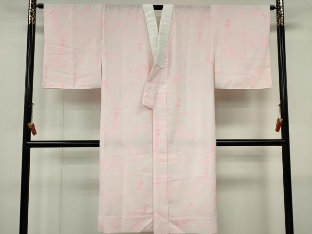 ■■■　サイズ　■■■ 身丈 123.5cm（肩から） 裄丈 64cm 袖丈 48.5cm　縫込み 1.5cm 袖幅 32cm 前幅 29cm 後幅 31.5cm 着物縫いこみ 内揚げ 0cm 裄 お袖側 約3cm　身頃側 約1.5cm ■■■　商品詳細　■■■ 【化繊】 状態は特に目立ったシミ汚れなどもなく大変良い状態です。 お安く出品致しますので、是非この機会にいかがでしょうか？※ご自身で洗濯された場合の保証はできかねます。 専門店にご相談ください。 ■■■　注意事項　■■■ ■モニター発色の具合により色合いが異なる場合がございます。 ■寸法は多少の誤差が生じる場合がございますのでご了承ください。 ■縫込みの長さが左右非対称の場合は短い部分を記載しております。 左右非対称であってもご返品・お値引き等の保証は出来かねますので、ご了承の上ご購入をお願い致します。 ■シミ等のチェックには注意を払っておりますが、見落としがある場合もございますし、個人の見解も様々ですので神経質な方のご購入はお控えください。 ■箪笥に入っておりました着物や帯なので畳みシワや匂いがあるものもございます。 ■お休みは基本的に土日祝となりますが、その他臨時でお休みする場合がございますのでご了承ください。 ■商品の発送は平日のみの発送となります。 ■夜間と土曜、日曜日はお問い合わせの回答が遅れる場合がございます。 ■当店では、お直し、紋入れ、お手入れ等は承っておりません。 ■生地の状態（ヤケ、経年劣化等）によってはサイズ直しが出来ない場合がございます。 その点もどうかご了承のうえ、ご購入をお願いいたします。 ■弊社で取り扱う商品は一点ものにつき、時期や在庫状況に応じて金額が変更となる場合がございます。 ■検針は行っておりません。予めご了承いただきますようお願いいたします。 ■【洗える着物】と記載のある商品におきましては、商品お届け後に洗濯を行ってしまってからのご返品にはご対応しかねます。 念の為、専門店でのお手入れをお願いいたします。 ■写真に写っている物が全てになります。それ以外の付属品はございませんのでご了承ください。 ■状態に関する写真につきましては、掲載可能な写真枚数に限りがあるため、各箇所につき1枚参考画像を掲載しております。 ■着物のサイズ目安は下記を参考ください↓ ＜女性着物＞　お端折り次第で＋5cm　－1cmが着用可能サイズ 　例）身丈170cmの場合、身長160cm～175cm ＜男性着物＞　身丈＋約25cm～27cm程が適応身長 　例）身丈155cmの場合、身長180～182cm