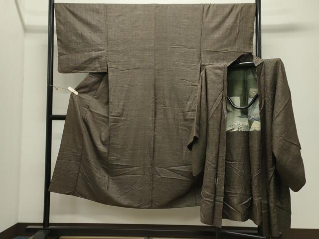■■■　サイズ　■■■ 【着物】 身丈 139cm（肩から） 裄丈 68cm 袖丈 48cm　縫込み 5.5cm 袖幅 34cm 前幅 23cm 後幅 30cm 着物縫いこみ 内揚げ 2.5cm 裄 お袖側 約2cm　身頃側 約0cm 【羽織】 身丈 92cm（肩から） 裄丈 68cm 袖丈 49cm　縫込み 5cm 袖幅 34cm 前幅 18cm 後幅 30cm 裄 お袖側 約2cm　身頃側 約0cm ■■■　商品詳細　■■■ 【正絹】 着物の状態は接写画像のようにおくみ・下前に薄い汚れがございますが その他特に目立ったシミ汚れなどもなく大変良い状態です。 羽織の状態は接写画像のように前身頃・羽裏に薄い汚れがございますが その他特に目立ったシミ汚れなどもなく大変良い状態です。 大変上質な逸品になります。 お安く出品致しますので、是非この機会にいかがでしょうか？ ■■■　注意事項　■■■ ■モニター発色の具合により色合いが異なる場合がございます。 ■寸法は多少の誤差が生じる場合がございますのでご了承ください。 ■縫込みの長さが左右非対称の場合は短い部分を記載しております。 左右非対称であってもご返品・お値引き等の保証は出来かねますので、ご了承の上ご購入をお願い致します。 ■シミ等のチェックには注意を払っておりますが、見落としがある場合もございますし、個人の見解も様々ですので神経質な方のご購入はお控えください。 ■箪笥に入っておりました着物や帯なので畳みシワや匂いがあるものもございます。 ■お休みは基本的に土日祝となりますが、その他臨時でお休みする場合がございますのでご了承ください。 ■商品の発送は平日のみの発送となります。 ■夜間と土曜、日曜日はお問い合わせの回答が遅れる場合がございます。 ■当店では、お直し、紋入れ、お手入れ等は承っておりません。 ■生地の状態（ヤケ、経年劣化等）によってはサイズ直しが出来ない場合がございます。 その点もどうかご了承のうえ、ご購入をお願いいたします。 ■弊社で取り扱う商品は一点ものにつき、時期や在庫状況に応じて金額が変更となる場合がございます。 ■検針は行っておりません。予めご了承いただきますようお願いいたします。 ■【洗える着物】と記載のある商品におきましては、商品お届け後に洗濯を行ってしまってからのご返品にはご対応しかねます。 念の為、専門店でのお手入れをお願いいたします。 ■写真に写っている物が全てになります。それ以外の付属品はございませんのでご了承ください。 ■状態に関する写真につきましては、掲載可能な写真枚数に限りがあるため、各箇所につき1枚参考画像を掲載しております。 ■着物のサイズ目安は下記を参考ください↓ ＜女性着物＞　お端折り次第で＋5cm　−1cmが着用可能サイズ 　例）身丈170cmの場合、身長160cm〜175cm ＜男性着物＞　身丈＋約25cm〜27cm程が適応身長 　例）身丈155cmの場合、身長180〜182cm