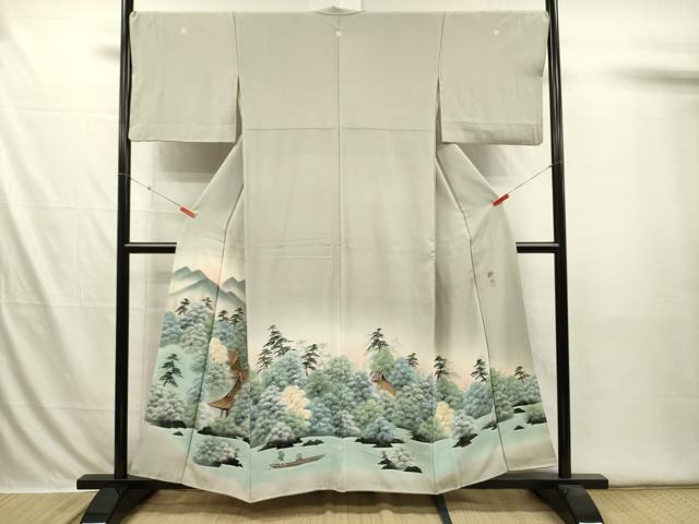 ■■■　サイズ　■■■ 身丈 154.5cm（肩から） 裄丈 67.5cm 袖丈 44cm　縫込み 6cm 袖幅 34.5cm 前幅 25.5cm 後幅 29.5cm 着物縫いこみ 内揚げ 9cm 裄 お袖側 約2.5cm　身頃側 約3.5cm ■■■　商品詳細　■■■ 【正絹・五つ紋】 状態は特に目立ったシミ汚れなどもなく大変良い状態です。 大変上質な逸品になります。 お安く出品致しますので、是非この機会にいかがでしょうか？ ■■■　注意事項　■■■ ■モニター発色の具合により色合いが異なる場合がございます。 ■寸法は多少の誤差が生じる場合がございますのでご了承ください。 ■縫込みの長さが左右非対称の場合は短い部分を記載しております。 左右非対称であってもご返品・お値引き等の保証は出来かねますので、ご了承の上ご購入をお願い致します。 ■シミ等のチェックには注意を払っておりますが、見落としがある場合もございますし、個人の見解も様々ですので神経質な方のご購入はお控えください。 ■箪笥に入っておりました着物や帯なので畳みシワや匂いがあるものもございます。 ■お休みは基本的に土日祝となりますが、その他臨時でお休みする場合がございますのでご了承ください。 ■商品の発送は平日のみの発送となります。 ■夜間と土曜、日曜日はお問い合わせの回答が遅れる場合がございます。 ■当店では、お直し、紋入れ、お手入れ等は承っておりません。 ■生地の状態（ヤケ、経年劣化等）によってはサイズ直しが出来ない場合がございます。 その点もどうかご了承のうえ、ご購入をお願いいたします。 ■弊社で取り扱う商品は一点ものにつき、時期や在庫状況に応じて金額が変更となる場合がございます。 ■検針は行っておりません。予めご了承いただきますようお願いいたします。 ■【洗える着物】と記載のある商品におきましては、商品お届け後に洗濯を行ってしまってからのご返品にはご対応しかねます。 念の為、専門店でのお手入れをお願いいたします。 ■写真に写っている物が全てになります。それ以外の付属品はございませんのでご了承ください。 ■状態に関する写真につきましては、掲載可能な写真枚数に限りがあるため、各箇所につき1枚参考画像を掲載しております。 ■着物のサイズ目安は下記を参考ください↓ ＜女性着物＞　お端折り次第で＋5cm　－1cmが着用可能サイズ 　例）身丈170cmの場合、身長160cm～175cm ＜男性着物＞　身丈＋約25cm～27cm程が適応身長 　例）身丈155cmの場合、身長180～182cm