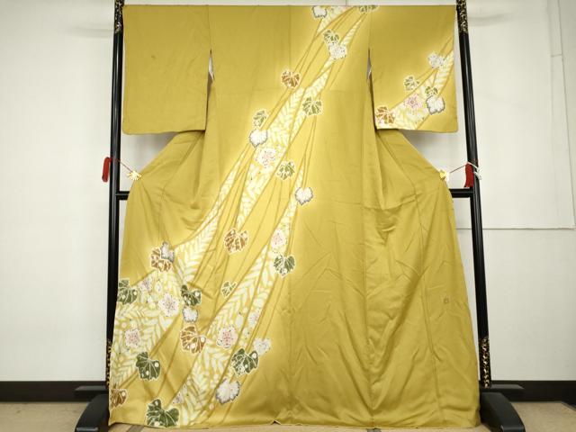 ■■■　サイズ　■■■ 身丈 169cm（肩から） 裄丈 68.5cm 袖丈 55.5cm　縫込み 7cm 袖幅 35cm 前幅 25cm 後幅 30.5cm 着物縫いこみ 内揚げ 1cm 裄 お袖側 約0cm　身頃側 約1cm ■■■　商品詳細　■■■ 【正絹】 状態は接写画像のように両袖に汚れ、袖口に薄い汚れがございますが その他特に目立ったシミ汚れなどもなく大変良い状態です。 小倉家は、京都の染織工芸を代表する家で百三十年以上の歴史がございます。 30歳代から重要文化財を含む染織文化財の復元、修理になんども携わり経験を積み、 又日本伝統工芸展には、毎年最新の絞り染作品を出品し高い評価を受け、 さらに 現代女性が着用して美しい着物の制作を日々続けています。 小倉淳史さんは、室町時代の絞り染から現代の染色作品にいたるまで 幅広い知識と技術をもつ、日本で唯一人といえる染色作家です。 小倉淳史さんが描き染める辻が花は、古来伝わる辻が花の “古代友禅のような印象”とは趣を違え、どこか儚げで優しげで、 そしておぼろげに映ります。 古の衣裳に描き絞り染められた、小倉淳史さんが再現される、 まったく趣の異なるもののようにも見えながら、 その根底を流れる染織美は同じものが流れているのです。 大変上質な逸品になります。 お安く出品致しますので、是非この機会にいかがでしょうか？ ■■■　注意事項　■■■ ■モニター発色の具合により色合いが異なる場合がございます。 ■寸法は多少の誤差が生じる場合がございますのでご了承ください。 ■縫込みの長さが左右非対称の場合は短い部分を記載しております。 左右非対称であってもご返品・お値引き等の保証は出来かねますので、ご了承の上ご購入をお願い致します。 ■シミ等のチェックには注意を払っておりますが、見落としがある場合もございますし、個人の見解も様々ですので神経質な方のご購入はお控えください。 ■箪笥に入っておりました着物や帯なので畳みシワや匂いがあるものもございます。 ■お休みは基本的に土日祝となりますが、その他臨時でお休みする場合がございますのでご了承ください。 ■商品の発送は平日のみの発送となります。 ■夜間と土曜、日曜日はお問い合わせの回答が遅れる場合がございます。 ■当店では、お直し、紋入れ、お手入れ等は承っておりません。 ■生地の状態（ヤケ、経年劣化等）によってはサイズ直しが出来ない場合がございます。 その点もどうかご了承のうえ、ご購入をお願いいたします。 ■弊社で取り扱う商品は一点ものにつき、時期や在庫状況に応じて金額が変更となる場合がございます。 ■検針は行っておりません。予めご了承いただきますようお願いいたします。 ■【洗える着物】と記載のある商品におきましては、商品お届け後に洗濯を行ってしまってからのご返品にはご対応しかねます。 念の為、専門店でのお手入れをお願いいたします。 ■写真に写っている物が全てになります。それ以外の付属品はございませんのでご了承ください。 ■状態に関する写真につきましては、掲載可能な写真枚数に限りがあるため、各箇所につき1枚参考画像を掲載しております。 ■着物のサイズ目安は下記を参考ください↓ ＜女性着物＞　お端折り次第で＋5cm　－1cmが着用可能サイズ 　例）身丈170cmの場合、身長160cm～175cm ＜男性着物＞　身丈＋約25cm～27cm程が適応身長 　例）身丈155cmの場合、身長180～182cm