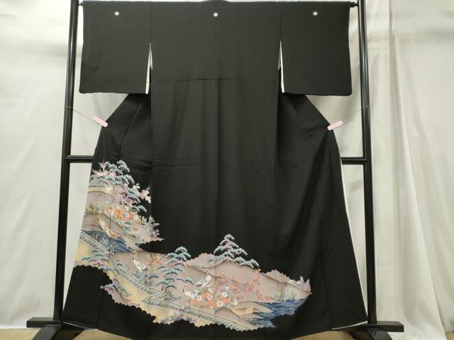 ■■■　サイズ　■■■ 身丈 160cm（肩から） 裄丈 65cm 袖丈 48cm　縫込み 4cm 袖幅 32.5cm 前幅 23.5cm 後幅 30cm 着物縫いこみ 内揚げ 5.5cm 裄 お袖側 約3cm　身頃側 約1.5cm ■■■　商品詳細　■■■ 【正絹・三つ紋・比翼仕立て】 状態は画像を添付しておりますので、そちらをご確認下さいますよう宜しくお願い致します。 大変上質な逸品になります。 お安く出品致しますので、是非この機会にいかがでしょうか？ ■■■　注意事項　■■■ ■モニター発色の具合により色合いが異なる場合がございます。 ■寸法は多少の誤差が生じる場合がございますのでご了承ください。 ■縫込みの長さが左右非対称の場合は短い部分を記載しております。 左右非対称であってもご返品・お値引き等の保証は出来かねますので、ご了承の上ご購入をお願い致します。 ■シミ等のチェックには注意を払っておりますが、見落としがある場合もございますし、個人の見解も様々ですので神経質な方のご購入はお控えください。 ■箪笥に入っておりました着物や帯なので畳みシワや匂いがあるものもございます。 ■お休みは基本的に土日祝となりますが、その他臨時でお休みする場合がございますのでご了承ください。 ■商品の発送は平日のみの発送となります。 ■夜間と土曜、日曜日はお問い合わせの回答が遅れる場合がございます。 ■当店では、お直し、紋入れ、お手入れ等は承っておりません。 ■生地の状態（ヤケ、経年劣化等）によってはサイズ直しが出来ない場合がございます。 その点もどうかご了承のうえ、ご購入をお願いいたします。 ■弊社で取り扱う商品は一点ものにつき、時期や在庫状況に応じて金額が変更となる場合がございます。 ■検針は行っておりません。予めご了承いただきますようお願いいたします。 ■【洗える着物】と記載のある商品におきましては、商品お届け後に洗濯を行ってしまってからのご返品にはご対応しかねます。 念の為、専門店でのお手入れをお願いいたします。 ■写真に写っている物が全てになります。それ以外の付属品はございませんのでご了承ください。 ■状態に関する写真につきましては、掲載可能な写真枚数に限りがあるため、各箇所につき1枚参考画像を掲載しております。 ■着物のサイズ目安は下記を参考ください↓ ＜女性着物＞　お端折り次第で＋5cm　－1cmが着用可能サイズ 　例）身丈170cmの場合、身長160cm～175cm ＜男性着物＞　身丈＋約25cm～27cm程が適応身長 　例）身丈155cmの場合、身長180～182cm
