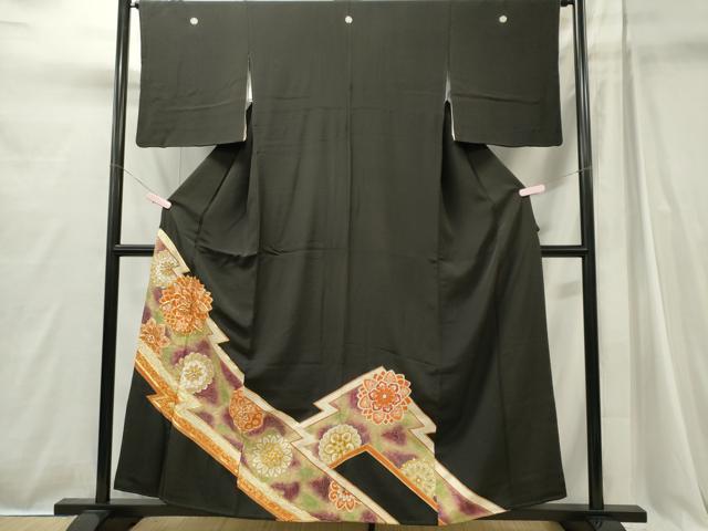 ■■■　サイズ　■■■ 身丈 158cm（肩から） 裄丈 65cm 袖丈 47.5cm　縫込み 3cm 袖幅 33cm 前幅 22cm 後幅 29cm 着物縫いこみ 内揚げ 2cm 裄 お袖側 約0cm　身頃側 約1.5cm ■■■　商品詳細　■■■ 【正絹・五つ紋・比翼仕立て】 状態は画像を添付しておりますので、そちらをご確認下さいますよう宜しくお願い致します。 大変上質な逸品になりますのでぜひお手入れをされてお召しになられてはいかがでしょうか。 お安く出品致しますので、是非この機会にいかがでしょうか？ ■■■　注意事項　■■■ ■モニター発色の具合により色合いが異なる場合がございます。 ■寸法は多少の誤差が生じる場合がございますのでご了承ください。 ■縫込みの長さが左右非対称の場合は短い部分を記載しております。 左右非対称であってもご返品・お値引き等の保証は出来かねますので、ご了承の上ご購入をお願い致します。 ■シミ等のチェックには注意を払っておりますが、見落としがある場合もございますし、個人の見解も様々ですので神経質な方のご購入はお控えください。 ■箪笥に入っておりました着物や帯なので畳みシワや匂いがあるものもございます。 ■お休みは基本的に土日祝となりますが、その他臨時でお休みする場合がございますのでご了承ください。 ■商品の発送は平日のみの発送となります。 ■夜間と土曜、日曜日はお問い合わせの回答が遅れる場合がございます。 ■当店では、お直し、紋入れ、お手入れ等は承っておりません。 ■生地の状態（ヤケ、経年劣化等）によってはサイズ直しが出来ない場合がございます。 その点もどうかご了承のうえ、ご購入をお願いいたします。 ■弊社で取り扱う商品は一点ものにつき、時期や在庫状況に応じて金額が変更となる場合がございます。 ■検針は行っておりません。予めご了承いただきますようお願いいたします。 ■【洗える着物】と記載のある商品におきましては、商品お届け後に洗濯を行ってしまってからのご返品にはご対応しかねます。 念の為、専門店でのお手入れをお願いいたします。 ■写真に写っている物が全てになります。それ以外の付属品はございませんのでご了承ください。 ■状態に関する写真につきましては、掲載可能な写真枚数に限りがあるため、各箇所につき1枚参考画像を掲載しております。 ■着物のサイズ目安は下記を参考ください↓ ＜女性着物＞　お端折り次第で＋5cm　－1cmが着用可能サイズ 　例）身丈170cmの場合、身長160cm～175cm ＜男性着物＞　身丈＋約25cm～27cm程が適応身長 　例）身丈155cmの場合、身長180～182cm