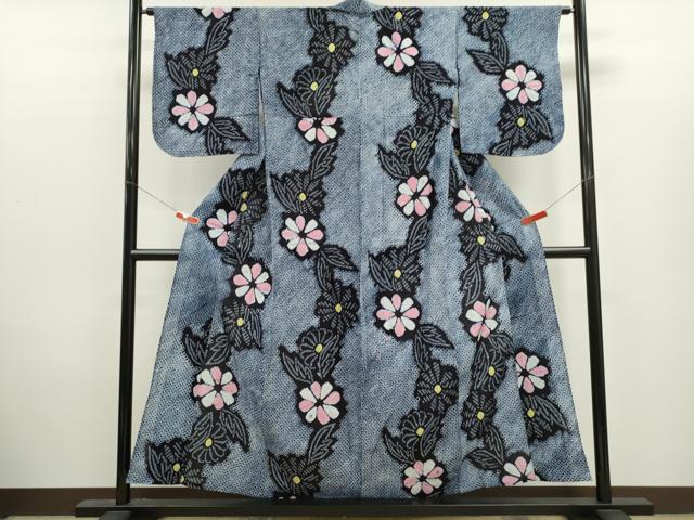 ■■■　サイズ　■■■ 身丈 154cm（肩から） 裄丈 66cm 袖丈 47.5cm　縫込み 2cm 袖幅 33cm 前幅 24cm 後幅 31cm 着物縫いこみ 内揚げ 0cm 裄 お袖側 約0.5cm　身頃側 約0cm ■■■　商品詳細　■■■ 【綿】 状態は接写画像のように肩当てに薄い汚れがございますが その他表地は特に目立ったシミ汚れなどもなく大変良い状態です。 人気の高い“有松鳴海絞り”の浴衣でございます。 “鳴海絞り”ならではの表情を生み出す立体感と 淡いぼかしで息を吹き込まれ、 今にも動き出しそうな迫力を放っております。 夏祭りや花火大会、これから増えるイベントに連れ立って、 より夏をお楽しみ下さいませ。 大変上質な逸品になります。 お安く出品致しますので、是非この機会にいかがでしょうか？ ■■■　注意事項　■■■ ■モニター発色の具合により色合いが異なる場合がございます。 ■寸法は多少の誤差が生じる場合がございますのでご了承ください。 ■縫込みの長さが左右非対称の場合は短い部分を記載しております。 左右非対称であってもご返品・お値引き等の保証は出来かねますので、ご了承の上ご購入をお願い致します。 ■シミ等のチェックには注意を払っておりますが、見落としがある場合もございますし、個人の見解も様々ですので神経質な方のご購入はお控えください。 ■箪笥に入っておりました着物や帯なので畳みシワや匂いがあるものもございます。 ■お休みは基本的に土日祝となりますが、その他臨時でお休みする場合がございますのでご了承ください。 ■商品の発送は平日のみの発送となります。 ■夜間と土曜、日曜日はお問い合わせの回答が遅れる場合がございます。 ■当店では、お直し、紋入れ、お手入れ等は承っておりません。 ■生地の状態（ヤケ、経年劣化等）によってはサイズ直しが出来ない場合がございます。 その点もどうかご了承のうえ、ご購入をお願いいたします。 ■弊社で取り扱う商品は一点ものにつき、時期や在庫状況に応じて金額が変更となる場合がございます。 ■検針は行っておりません。予めご了承いただきますようお願いいたします。 ■【洗える着物】と記載のある商品におきましては、商品お届け後に洗濯を行ってしまってからのご返品にはご対応しかねます。 念の為、専門店でのお手入れをお願いいたします。 ■写真に写っている物が全てになります。それ以外の付属品はございませんのでご了承ください。 ■状態に関する写真につきましては、掲載可能な写真枚数に限りがあるため、各箇所につき1枚参考画像を掲載しております。 ■着物のサイズ目安は下記を参考ください↓ ＜女性着物＞　お端折り次第で＋5cm　−1cmが着用可能サイズ 　例）身丈170cmの場合、身長160cm〜175cm ＜男性着物＞　身丈＋約25cm〜27cm程が適応身長 　例）身丈155cmの場合、身長180〜182cm