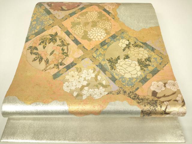 ■■■　サイズ　■■■ 長さ 448cm 幅 31cm程 ■■■　商品詳細　■■■ 【正絹】 状態は締めてはおりますが 特に目立ったシミ汚れなどもなく大変良い状態です。 大変上質な逸品になります。 お安く出品致しますので、是非この機会にいかがでしょうか？ ■■■　注意事項　■■■ ■モニター発色の具合により色合いが異なる場合がございます。 ■寸法は多少の誤差が生じる場合がございますのでご了承ください。 ■縫込みの長さが左右非対称の場合は短い部分を記載しております。 左右非対称であってもご返品・お値引き等の保証は出来かねますので、ご了承の上ご購入をお願い致します。 ■シミ等のチェックには注意を払っておりますが、見落としがある場合もございますし、個人の見解も様々ですので神経質な方のご購入はお控えください。 ■箪笥に入っておりました着物や帯なので畳みシワや匂いがあるものもございます。 ■お休みは基本的に土日祝となりますが、その他臨時でお休みする場合がございますのでご了承ください。 ■商品の発送は平日のみの発送となります。 ■夜間と土曜、日曜日はお問い合わせの回答が遅れる場合がございます。 ■当店では、お直し、紋入れ、お手入れ等は承っておりません。 ■生地の状態（ヤケ、経年劣化等）によってはサイズ直しが出来ない場合がございます。 その点もどうかご了承のうえ、ご購入をお願いいたします。 ■弊社で取り扱う商品は一点ものにつき、時期や在庫状況に応じて金額が変更となる場合がございます。 ■検針は行っておりません。予めご了承いただきますようお願いいたします。 ■【洗える着物】と記載のある商品におきましては、商品お届け後に洗濯を行ってしまってからのご返品にはご対応しかねます。 念の為、専門店でのお手入れをお願いいたします。 ■写真に写っている物が全てになります。それ以外の付属品はございませんのでご了承ください。 ■状態に関する写真につきましては、掲載可能な写真枚数に限りがあるため、各箇所につき1枚参考画像を掲載しております。 ■着物のサイズ目安は下記を参考ください↓ ＜女性着物＞　お端折り次第で＋5cm　－1cmが着用可能サイズ 　例）身丈170cmの場合、身長160cm～175cm ＜男性着物＞　身丈＋約25cm～27cm程が適応身長 　例）身丈155cmの場合、身長180～182cm