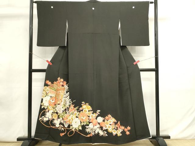 ■■■　サイズ　■■■ 身丈 158.5cm（肩から） 裄丈 62cm 袖丈 52cm　縫込み 5cm 袖幅 32cm 前幅 23cm 後幅 29cm 着物縫いこみ 内揚げ 3cm 裄 お袖側 約2cm　身頃側 約2cm ■■■　商品詳細　■■■ 【正絹・五つ紋・比翼仕立て】 状態は画像を添付しておりますので、そちらをご確認下さいますよう宜しくお願い致します。 大変上質な逸品になります。 お安く出品致しますので、是非この機会にいかがでしょうか？ ■■■　注意事項　■■■ ■モニター発色の具合により色合いが異なる場合がございます。 ■寸法は多少の誤差が生じる場合がございますのでご了承ください。 ■縫込みの長さが左右非対称の場合は短い部分を記載しております。 左右非対称であってもご返品・お値引き等の保証は出来かねますので、ご了承の上ご購入をお願い致します。 ■シミ等のチェックには注意を払っておりますが、見落としがある場合もございますし、個人の見解も様々ですので神経質な方のご購入はお控えください。 ■箪笥に入っておりました着物や帯なので畳みシワや匂いがあるものもございます。 ■お休みは基本的に土日祝となりますが、その他臨時でお休みする場合がございますのでご了承ください。 ■商品の発送は平日のみの発送となります。 ■夜間と土曜、日曜日はお問い合わせの回答が遅れる場合がございます。 ■当店では、お直し、紋入れ、お手入れ等は承っておりません。 ■生地の状態（ヤケ、経年劣化等）によってはサイズ直しが出来ない場合がございます。 その点もどうかご了承のうえ、ご購入をお願いいたします。 ■弊社で取り扱う商品は一点ものにつき、時期や在庫状況に応じて金額が変更となる場合がございます。 ■検針は行っておりません。予めご了承いただきますようお願いいたします。 ■【洗える着物】と記載のある商品におきましては、商品お届け後に洗濯を行ってしまってからのご返品にはご対応しかねます。 念の為、専門店でのお手入れをお願いいたします。 ■写真に写っている物が全てになります。それ以外の付属品はございませんのでご了承ください。 ■状態に関する写真につきましては、掲載可能な写真枚数に限りがあるため、各箇所につき1枚参考画像を掲載しております。 ■着物のサイズ目安は下記を参考ください↓ ＜女性着物＞　お端折り次第で＋5cm　－1cmが着用可能サイズ 　例）身丈170cmの場合、身長160cm～175cm ＜男性着物＞　身丈＋約25cm～27cm程が適応身長 　例）身丈155cmの場合、身長180～182cm