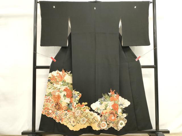 ■■■　サイズ　■■■ 身丈 155cm（肩から） 裄丈 65cm 袖丈 55cm　縫込み 4.5cm 袖幅 33cm 前幅 25cm 後幅 30cm 着物縫いこみ 内揚げ 6cm 裄 お袖側 約2cm　身頃側 約1cm ■■■　商品詳細　■■■ 【正絹・五つ紋・比翼仕立て】 状態は画像を添付しておりますので、そちらをご確認下さいますよう宜しくお願い致します。 大変上質な逸品になります。 お安く出品致しますので、是非この機会にいかがでしょうか？ ■■■　注意事項　■■■ ■モニター発色の具合により色合いが異なる場合がございます。 ■寸法は多少の誤差が生じる場合がございますのでご了承ください。 ■縫込みの長さが左右非対称の場合は短い部分を記載しております。 左右非対称であってもご返品・お値引き等の保証は出来かねますので、ご了承の上ご購入をお願い致します。 ■シミ等のチェックには注意を払っておりますが、見落としがある場合もございますし、個人の見解も様々ですので神経質な方のご購入はお控えください。 ■箪笥に入っておりました着物や帯なので畳みシワや匂いがあるものもございます。 ■お休みは基本的に土日祝となりますが、その他臨時でお休みする場合がございますのでご了承ください。 ■商品の発送は平日のみの発送となります。 ■夜間と土曜、日曜日はお問い合わせの回答が遅れる場合がございます。 ■当店では、お直し、紋入れ、お手入れ等は承っておりません。 ■生地の状態（ヤケ、経年劣化等）によってはサイズ直しが出来ない場合がございます。 その点もどうかご了承のうえ、ご購入をお願いいたします。 ■弊社で取り扱う商品は一点ものにつき、時期や在庫状況に応じて金額が変更となる場合がございます。 ■検針は行っておりません。予めご了承いただきますようお願いいたします。 ■【洗える着物】と記載のある商品におきましては、商品お届け後に洗濯を行ってしまってからのご返品にはご対応しかねます。 念の為、専門店でのお手入れをお願いいたします。 ■写真に写っている物が全てになります。それ以外の付属品はございませんのでご了承ください。 ■状態に関する写真につきましては、掲載可能な写真枚数に限りがあるため、各箇所につき1枚参考画像を掲載しております。 ■着物のサイズ目安は下記を参考ください↓ ＜女性着物＞　お端折り次第で＋5cm　－1cmが着用可能サイズ 　例）身丈170cmの場合、身長160cm～175cm ＜男性着物＞　身丈＋約25cm～27cm程が適応身長 　例）身丈155cmの場合、身長180～182cm