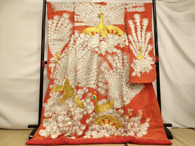 ■■■　サイズ　■■■ 身丈 181cm（肩から） 裄丈 66cm 袖丈 104cm　縫込み 8.5cm 袖幅 33cm 前幅 25cm 後幅 30cm 着物縫いこみ 内揚げ 0cm 裄 お袖側 約0cm　身頃側 約1cm ■■■　商品詳細　■■■ 【正絹・ふき綿仕立て】 状態は接写画像のようにふき綿部分・袖口・胴裏・下前おくみに汚れ、衿裏に擦れ・文字の刺繍がございますが その他特に目立ったシミ汚れなどもなく大変良い状態です。 大変上質な逸品になります。 お安く出品致しますので、是非この機会にいかがでしょうか？ ■■■　注意事項　■■■ ■モニター発色の具合により色合いが異なる場合がございます。 ■寸法は多少の誤差が生じる場合がございますのでご了承ください。 ■縫込みの長さが左右非対称の場合は短い部分を記載しております。 左右非対称であってもご返品・お値引き等の保証は出来かねますので、ご了承の上ご購入をお願い致します。 ■シミ等のチェックには注意を払っておりますが、見落としがある場合もございますし、個人の見解も様々ですので神経質な方のご購入はお控えください。 ■箪笥に入っておりました着物や帯なので畳みシワや匂いがあるものもございます。 ■お休みは基本的に土日祝となりますが、その他臨時でお休みする場合がございますのでご了承ください。 ■商品の発送は平日のみの発送となります。 ■夜間と土曜、日曜日はお問い合わせの回答が遅れる場合がございます。 ■当店では、お直し、紋入れ、お手入れ等は承っておりません。 ■生地の状態（ヤケ、経年劣化等）によってはサイズ直しが出来ない場合がございます。 その点もどうかご了承のうえ、ご購入をお願いいたします。 ■弊社で取り扱う商品は一点ものにつき、時期や在庫状況に応じて金額が変更となる場合がございます。 ■検針は行っておりません。予めご了承いただきますようお願いいたします。 ■【洗える着物】と記載のある商品におきましては、商品お届け後に洗濯を行ってしまってからのご返品にはご対応しかねます。 念の為、専門店でのお手入れをお願いいたします。 ■写真に写っている物が全てになります。 それ以外の付属品はございませんのでご了承ください。 ■状態に関する写真につきましては、掲載可能な写真枚数に限りがあるため、 各箇所につき1枚参考画像を掲載しております。 ■着物のサイズ目安は下記を参考ください↓ ＜女性着物＞　お端折り次第で＋5cm　－10cmが着用可能サイズ 　例）身丈170cmの場合、身長160cm～175cm ＜男性着物＞　身丈＋約25cm～27cm程が適応身長 　例）身丈155cmの場合、身長180cm～182cm