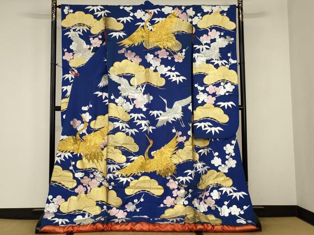 ■■■　サイズ　■■■ 身丈 170.5cm（肩から） 裄丈 65cm 袖丈 100.5cm　縫込み 6cm 袖幅 32.5cm 前幅 25cm 後幅 31cm 着物縫いこみ 内揚げ 0cm 裄 お袖側 約2cm　身頃側 約1cm ■■■　商品詳細　■■■ 【正絹・ふき綿仕立て】 状態は接写画像のように表地にスレと汚れがございます。 大変上質な逸品になりますのでぜひお手入れをされてお召しになられてはいかがでしょうか。 お安く出品致しますので、是非この機会にいかがでしょうか？ ■■■　注意事項　■■■ ■モニター発色の具合により色合いが異なる場合がございます。 ■寸法は多少の誤差が生じる場合がございますのでご了承ください。 ■縫込みの長さが左右非対称の場合は短い部分を記載しております。 左右非対称であってもご返品・お値引き等の保証は出来かねますので、ご了承の上ご購入をお願い致します。 ■シミ等のチェックには注意を払っておりますが、見落としがある場合もございますし、個人の見解も様々ですので神経質な方のご購入はお控えください。 ■箪笥に入っておりました着物や帯なので畳みシワや匂いがあるものもございます。 ■お休みは基本的に土日祝となりますが、その他臨時でお休みする場合がございますのでご了承ください。 ■商品の発送は平日のみの発送となります。 ■夜間と土曜、日曜日はお問い合わせの回答が遅れる場合がございます。 ■当店では、お直し、紋入れ、お手入れ等は承っておりません。 ■生地の状態（ヤケ、経年劣化等）によってはサイズ直しが出来ない場合がございます。 その点もどうかご了承のうえ、ご購入をお願いいたします。 ■弊社で取り扱う商品は一点ものにつき、時期や在庫状況に応じて金額が変更となる場合がございます。 ■検針は行っておりません。予めご了承いただきますようお願いいたします。 ■【洗える着物】と記載のある商品におきましては、商品お届け後に洗濯を行ってしまってからのご返品にはご対応しかねます。 念の為、専門店でのお手入れをお願いいたします。 ■写真に写っている物が全てになります。 それ以外の付属品はございませんのでご了承ください。 ■状態に関する写真につきましては、掲載可能な写真枚数に限りがあるため、 各箇所につき1枚参考画像を掲載しております。 ■着物のサイズ目安は下記を参考ください↓ ＜女性着物＞　お端折り次第で＋5cm　－10cmが着用可能サイズ 　例）身丈170cmの場合、身長160cm～175cm ＜男性着物＞　身丈＋約25cm～27cm程が適応身長 　例）身丈155cmの場合、身長180cm～182cm