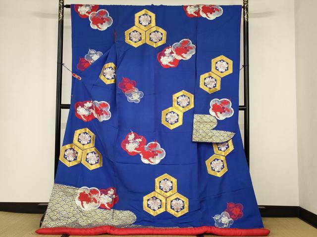■■■　サイズ　■■■ 身丈 181.5cm（肩から） 裄丈 64.5cm 袖丈 104cm　縫込み 4cm 袖幅 32cm 前幅 26cm 後幅 31.5cm 着物縫いこみ 内揚げ 0cm 裄 お袖側 約2cm　身頃側 約2cm ■■■　商品詳細　■■■ 【正絹・ふき綿仕立て】 状態は接写画像のようにふき綿部分に薄い汚れ、後身頃・衿に汚れ、表地にヤケがございますが その他特に目立ったシミ汚れなどもなく大変良い状態です。 大変上質な逸品になります。 お安く出品致しますので、是非この機会にいかがでしょうか？ ■■■　注意事項　■■■ ■モニター発色の具合により色合いが異なる場合がございます。 ■寸法は多少の誤差が生じる場合がございますのでご了承ください。 ■縫込みの長さが左右非対称の場合は短い部分を記載しております。 左右非対称であってもご返品・お値引き等の保証は出来かねますので、ご了承の上ご購入をお願い致します。 ■シミ等のチェックには注意を払っておりますが、見落としがある場合もございますし、個人の見解も様々ですので神経質な方のご購入はお控えください。 ■箪笥に入っておりました着物や帯なので畳みシワや匂いがあるものもございます。 ■お休みは基本的に土日祝となりますが、その他臨時でお休みする場合がございますのでご了承ください。 ■商品の発送は平日のみの発送となります。 ■夜間と土曜、日曜日はお問い合わせの回答が遅れる場合がございます。 ■当店では、お直し、紋入れ、お手入れ等は承っておりません。 ■生地の状態（ヤケ、経年劣化等）によってはサイズ直しが出来ない場合がございます。 その点もどうかご了承のうえ、ご購入をお願いいたします。 ■弊社で取り扱う商品は一点ものにつき、時期や在庫状況に応じて金額が変更となる場合がございます。 ■検針は行っておりません。予めご了承いただきますようお願いいたします。 ■【洗える着物】と記載のある商品におきましては、商品お届け後に洗濯を行ってしまってからのご返品にはご対応しかねます。 念の為、専門店でのお手入れをお願いいたします。 ■写真に写っている物が全てになります。 それ以外の付属品はございませんのでご了承ください。 ■状態に関する写真につきましては、掲載可能な写真枚数に限りがあるため、 各箇所につき1枚参考画像を掲載しております。 ■着物のサイズ目安は下記を参考ください↓ ＜女性着物＞　お端折り次第で＋5cm　－10cmが着用可能サイズ 　例）身丈170cmの場合、身長160cm～175cm ＜男性着物＞　身丈＋約25cm～27cm程が適応身長 　例）身丈155cmの場合、身長180cm～182cm