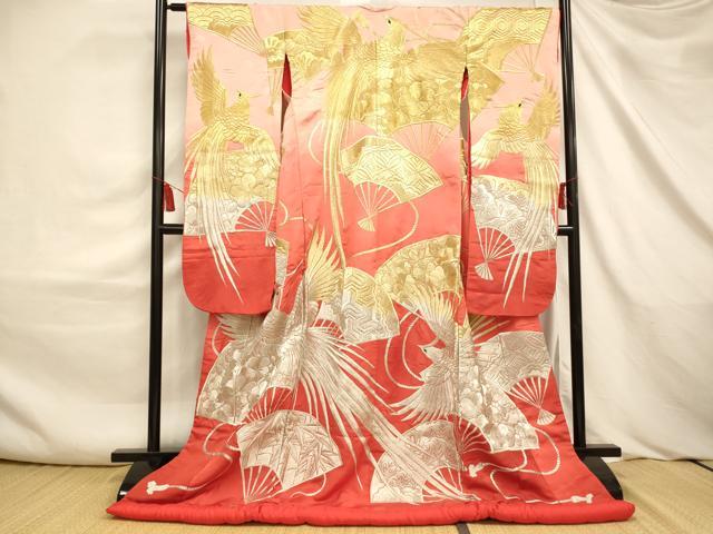 ■■■　サイズ　■■■ 身丈 182cm（肩から） 裄丈 64cm 袖丈 107cm　縫込み 5cm 袖幅 32cm 前幅 27.5cm 後幅 32cm 着物縫いこみ 内揚げ 0cm 裄 お袖側 約4cm　身頃側 約0cm ■■■　商品詳細　■■■ 【正絹・ふき綿仕立て】 状態は接写画像のように下前おくみ・下前・両袖前後・袖口・後身頃・衿・衿山に汚れがございますが その他特に目立ったシミ汚れなどもなく大変良い状態です。 大変上質な逸品になります。 お安く出品致しますので、是非この機会にいかがでしょうか？ ■■■　注意事項　■■■ ■モニター発色の具合により色合いが異なる場合がございます。 ■寸法は多少の誤差が生じる場合がございますのでご了承ください。 ■縫込みの長さが左右非対称の場合は短い部分を記載しております。 左右非対称であってもご返品・お値引き等の保証は出来かねますので、ご了承の上ご購入をお願い致します。 ■シミ等のチェックには注意を払っておりますが、見落としがある場合もございますし、個人の見解も様々ですので神経質な方のご購入はお控えください。 ■箪笥に入っておりました着物や帯なので畳みシワや匂いがあるものもございます。 ■お休みは基本的に土日祝となりますが、その他臨時でお休みする場合がございますのでご了承ください。 ■商品の発送は平日のみの発送となります。 ■夜間と土曜、日曜日はお問い合わせの回答が遅れる場合がございます。 ■当店では、お直し、紋入れ、お手入れ等は承っておりません。 ■生地の状態（ヤケ、経年劣化等）によってはサイズ直しが出来ない場合がございます。 その点もどうかご了承のうえ、ご購入をお願いいたします。 ■弊社で取り扱う商品は一点ものにつき、時期や在庫状況に応じて金額が変更となる場合がございます。 ■検針は行っておりません。予めご了承いただきますようお願いいたします。 ■【洗える着物】と記載のある商品におきましては、商品お届け後に洗濯を行ってしまってからのご返品にはご対応しかねます。 念の為、専門店でのお手入れをお願いいたします。 ■写真に写っている物が全てになります。 それ以外の付属品はございませんのでご了承ください。 ■状態に関する写真につきましては、掲載可能な写真枚数に限りがあるため、 各箇所につき1枚参考画像を掲載しております。 ■着物のサイズ目安は下記を参考ください↓ ＜女性着物＞　お端折り次第で＋5cm　－10cmが着用可能サイズ 　例）身丈170cmの場合、身長160cm～175cm ＜男性着物＞　身丈＋約25cm～27cm程が適応身長 　例）身丈155cmの場合、身長180cm～182cm