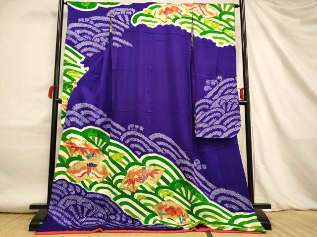 ■■■　サイズ　■■■ 身丈 180cm（肩から） 裄丈 64cm 袖丈 104cm　縫込み 4.5cm 袖幅 32cm 前幅 25cm 後幅 31cm 着物縫いこみ 内揚げ 0cm 裄 お袖側 約1.5cm　身頃側 約0cm ■■■　商品詳細　■■■ 【正絹・ふき綿仕立て】 状態は接写画像のように八掛・袖口に薄い汚れ、胴裏に汚れとペン書き、衿・衿山・表地に汚れと色落ち、がございますが その他特に目立ったシミ汚れなどもなく大変良い状態です。 大変上質な逸品になります。 お安く出品致しますので、是非この機会にいかがでしょうか？ ■■■　注意事項　■■■ ■モニター発色の具合により色合いが異なる場合がございます。 ■寸法は多少の誤差が生じる場合がございますのでご了承ください。 ■縫込みの長さが左右非対称の場合は短い部分を記載しております。 左右非対称であってもご返品・お値引き等の保証は出来かねますので、ご了承の上ご購入をお願い致します。 ■シミ等のチェックには注意を払っておりますが、見落としがある場合もございますし、個人の見解も様々ですので神経質な方のご購入はお控えください。 ■箪笥に入っておりました着物や帯なので畳みシワや匂いがあるものもございます。 ■お休みは基本的に土日祝となりますが、その他臨時でお休みする場合がございますのでご了承ください。 ■商品の発送は平日のみの発送となります。 ■夜間と土曜、日曜日はお問い合わせの回答が遅れる場合がございます。 ■当店では、お直し、紋入れ、お手入れ等は承っておりません。 ■生地の状態（ヤケ、経年劣化等）によってはサイズ直しが出来ない場合がございます。 その点もどうかご了承のうえ、ご購入をお願いいたします。 ■弊社で取り扱う商品は一点ものにつき、時期や在庫状況に応じて金額が変更となる場合がございます。 ■検針は行っておりません。予めご了承いただきますようお願いいたします。 ■【洗える着物】と記載のある商品におきましては、商品お届け後に洗濯を行ってしまってからのご返品にはご対応しかねます。 念の為、専門店でのお手入れをお願いいたします。 ■写真に写っている物が全てになります。 それ以外の付属品はございませんのでご了承ください。 ■状態に関する写真につきましては、掲載可能な写真枚数に限りがあるため、 各箇所につき1枚参考画像を掲載しております。 ■着物のサイズ目安は下記を参考ください↓ ＜女性着物＞　お端折り次第で＋5cm　－10cmが着用可能サイズ 　例）身丈170cmの場合、身長160cm～175cm ＜男性着物＞　身丈＋約25cm～27cm程が適応身長 　例）身丈155cmの場合、身長180cm～182cm
