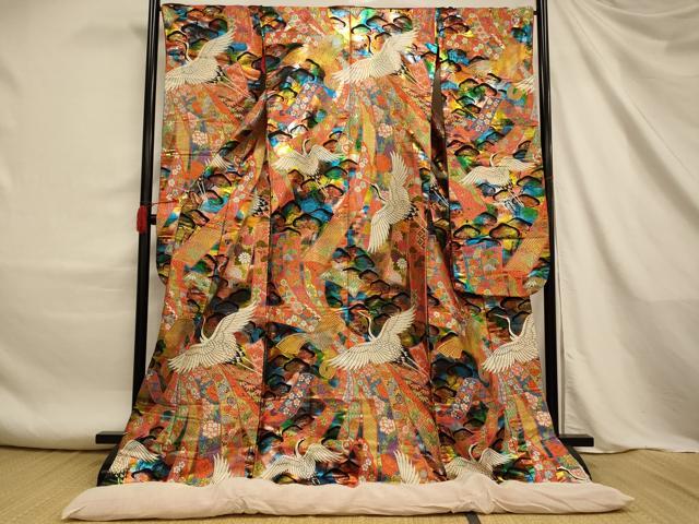 ■■■　サイズ　■■■ 身丈 191cm（肩から） 裄丈 66.5cm 袖丈 104cm　縫込み 5cm 袖幅 34cm 前幅 27.5cm 後幅 30cm 着物縫いこみ 内揚げ 0cm 裄 お袖側 約2cm　身頃側 約2cm ■■■　商品詳細　■■■ 【正絹・ふき綿仕立て】 状態は接写画像のように右袖前・袖口に薄い汚れ、衿裏に糸解けがございますが その他特に目立ったシミ汚れなどもなく大変良い状態です。 大変上質な逸品になります。 お安く出品致しますので、是非この機会にいかがでしょうか？ ■■■　注意事項　■■■ ■モニター発色の具合により色合いが異なる場合がございます。 ■寸法は多少の誤差が生じる場合がございますのでご了承ください。 ■縫込みの長さが左右非対称の場合は短い部分を記載しております。 左右非対称であってもご返品・お値引き等の保証は出来かねますので、ご了承の上ご購入をお願い致します。 ■シミ等のチェックには注意を払っておりますが、見落としがある場合もございますし、個人の見解も様々ですので神経質な方のご購入はお控えください。 ■箪笥に入っておりました着物や帯なので畳みシワや匂いがあるものもございます。 ■お休みは基本的に土日祝となりますが、その他臨時でお休みする場合がございますのでご了承ください。 ■商品の発送は平日のみの発送となります。 ■夜間と土曜、日曜日はお問い合わせの回答が遅れる場合がございます。 ■当店では、お直し、紋入れ、お手入れ等は承っておりません。 ■生地の状態（ヤケ、経年劣化等）によってはサイズ直しが出来ない場合がございます。 その点もどうかご了承のうえ、ご購入をお願いいたします。 ■弊社で取り扱う商品は一点ものにつき、時期や在庫状況に応じて金額が変更となる場合がございます。 ■検針は行っておりません。予めご了承いただきますようお願いいたします。 ■【洗える着物】と記載のある商品におきましては、商品お届け後に洗濯を行ってしまってからのご返品にはご対応しかねます。 念の為、専門店でのお手入れをお願いいたします。 ■写真に写っている物が全てになります。 それ以外の付属品はございませんのでご了承ください。 ■状態に関する写真につきましては、掲載可能な写真枚数に限りがあるため、 各箇所につき1枚参考画像を掲載しております。 ■着物のサイズ目安は下記を参考ください↓ ＜女性着物＞　お端折り次第で＋5cm　－10cmが着用可能サイズ 　例）身丈170cmの場合、身長160cm～175cm ＜男性着物＞　身丈＋約25cm～27cm程が適応身長 　例）身丈155cmの場合、身長180cm～182cm