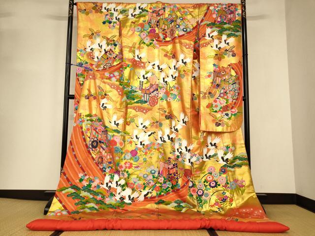 ■■■　サイズ　■■■ 身丈 198cm（肩から） 裄丈 67cm 袖丈 105cm　縫込み 5cm 袖幅 35cm 前幅 26.5cm 後幅 30cm 着物縫いこみ 内揚げ 0cm 裄 お袖側 約1cm　身頃側 約1.5cm ■■■　商品詳細　■■■ 【正絹・ふき綿仕立て】 状態は接写画像のように後身頃・ふき綿部分・下前おくみ・両袖前後・衿・衿山に薄い汚れがございますが その他特に目立ったシミ汚れなどもなく大変良い状態です。 大変上質な逸品になります。 お安く出品致しますので、是非この機会にいかがでしょうか？ ■■■　注意事項　■■■ ■モニター発色の具合により色合いが異なる場合がございます。 ■寸法は多少の誤差が生じる場合がございますのでご了承ください。 ■縫込みの長さが左右非対称の場合は短い部分を記載しております。 左右非対称であってもご返品・お値引き等の保証は出来かねますので、ご了承の上ご購入をお願い致します。 ■シミ等のチェックには注意を払っておりますが、見落としがある場合もございますし、個人の見解も様々ですので神経質な方のご購入はお控えください。 ■箪笥に入っておりました着物や帯なので畳みシワや匂いがあるものもございます。 ■お休みは基本的に土日祝となりますが、その他臨時でお休みする場合がございますのでご了承ください。 ■商品の発送は平日のみの発送となります。 ■夜間と土曜、日曜日はお問い合わせの回答が遅れる場合がございます。 ■当店では、お直し、紋入れ、お手入れ等は承っておりません。 ■生地の状態（ヤケ、経年劣化等）によってはサイズ直しが出来ない場合がございます。 その点もどうかご了承のうえ、ご購入をお願いいたします。 ■弊社で取り扱う商品は一点ものにつき、時期や在庫状況に応じて金額が変更となる場合がございます。 ■検針は行っておりません。予めご了承いただきますようお願いいたします。 ■【洗える着物】と記載のある商品におきましては、商品お届け後に洗濯を行ってしまってからのご返品にはご対応しかねます。 念の為、専門店でのお手入れをお願いいたします。 ■写真に写っている物が全てになります。 それ以外の付属品はございませんのでご了承ください。 ■状態に関する写真につきましては、掲載可能な写真枚数に限りがあるため、 各箇所につき1枚参考画像を掲載しております。 ■着物のサイズ目安は下記を参考ください↓ ＜女性着物＞　お端折り次第で＋5cm　－10cmが着用可能サイズ 　例）身丈170cmの場合、身長160cm～175cm ＜男性着物＞　身丈＋約25cm～27cm程が適応身長 　例）身丈155cmの場合、身長180cm～182cm