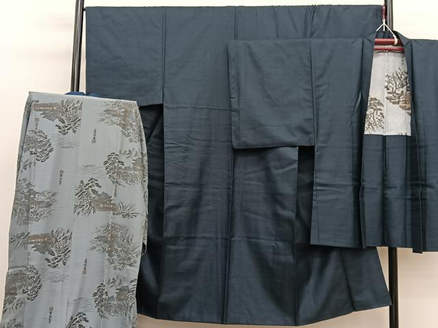 ■■■　サイズ　■■■ 【着物】 身丈 142cm（肩から） 裄丈 68cm 袖丈 49cm　縫込み 3.5cm 袖幅 35cm 前幅 26cm 後幅 30.5cm 着物縫いこみ 内揚げ 0cm 裄 お袖側 約1.5cm　身頃側 約2.5cm 【羽織】 身丈 90.5cm（肩から） 裄丈 69cm 袖丈 48cm　縫込み 4cm 袖幅 36cm 前幅 20.5cm 後幅 31cm 裄 お袖側 約1.5cm　身頃側 約2.5cm 【長襦袢】 身丈 137cm（肩から） 裄丈 67.5cm 袖丈 47cm　縫込み 4cm 袖幅 35cm 前幅 30cm 後幅 30cm 着物縫いこみ 内揚げ 0cm 裄 お袖側 約1.5cm　身頃側 約2.5cm ■■■　商品詳細　■■■ 【正絹】 着物の状態は特に目立ったシミ汚れなどもなく大変良い状態です。 羽織の状態は特に目立ったシミ汚れなどもなく大変良い状態です。 長襦袢の状態は接写画像のように、胴裏に薄い汚れがございますが、 その他表地は特に目立ったシミ汚れなどもなく大変良い状態です。 大変上質な逸品になります。 お安く出品致しますので、是非この機会にいかがでしょうか？ ■■■　注意事項　■■■ ■モニター発色の具合により色合いが異なる場合がございます。 ■寸法は多少の誤差が生じる場合がございますのでご了承ください。 ■縫込みの長さが左右非対称の場合は短い部分を記載しております。 左右非対称であってもご返品・お値引き等の保証は出来かねますので、ご了承の上ご購入をお願い致します。 ■シミ等のチェックには注意を払っておりますが、見落としがある場合もございますし、個人の見解も様々ですので神経質な方のご購入はお控えください。 ■箪笥に入っておりました着物や帯なので畳みシワや匂いがあるものもございます。 ■お休みは基本的に土日祝となりますが、その他臨時でお休みする場合がございますのでご了承ください。 ■商品の発送は平日のみの発送となります。 ■夜間と土曜、日曜日はお問い合わせの回答が遅れる場合がございます。 ■当店では、お直し、紋入れ、お手入れ等は承っておりません。 ■生地の状態（ヤケ、経年劣化等）によってはサイズ直しが出来ない場合がございます。 その点もどうかご了承のうえ、ご購入をお願いいたします。 ■弊社で取り扱う商品は一点ものにつき、時期や在庫状況に応じて金額が変更となる場合がございます。 ■検針は行っておりません。予めご了承いただきますようお願いいたします。 ■【洗える着物】と記載のある商品におきましては、商品お届け後に洗濯を行ってしまってからのご返品にはご対応しかねます。 念の為、専門店でのお手入れをお願いいたします。 ■写真に写っている物が全てになります。それ以外の付属品はございませんのでご了承ください。 ■状態に関する写真につきましては、掲載可能な写真枚数に限りがあるため、各箇所につき1枚参考画像を掲載しております。 ■着物のサイズ目安は下記を参考ください↓ ＜女性着物＞　お端折り次第で＋5cm　－1cmが着用可能サイズ 　例）身丈170cmの場合、身長160cm～175cm ＜男性着物＞　身丈＋約25cm～27cm程が適応身長 　例）身丈155cmの場合、身長180～182cm