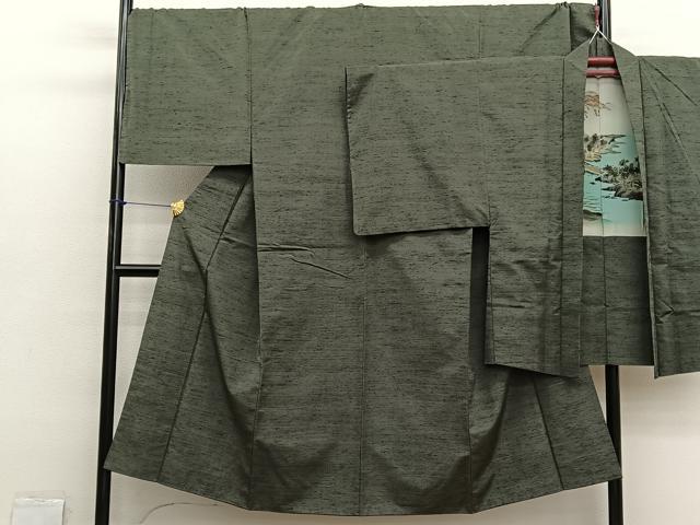 ■■■　サイズ　■■■ 【着物】 身丈 146cm（肩から） 裄丈 72cm 袖丈 49cm　縫込み 2.5cm 袖幅 38cm 前幅 26cm 後幅 30.5cm 着物縫いこみ 内揚げ 0cm 裄 お袖側 約0cm　身頃側 約3cm 【羽織】 身丈 87.5cm（肩から） 裄丈 73cm 袖丈 49cm　縫込み 4cm 袖幅 38.5cm 前幅 20cm 後幅 30.5cm 裄 お袖側 約2cm　身頃側 約3cm ■■■　商品詳細　■■■ 【正絹】 状態は特に目立ったシミ汚れなどもなく大変良い状態です。 大変上質な逸品になります。 お安く出品致しますので、是非この機会にいかがでしょうか？ ■■■　注意事項　■■■ ■モニター発色の具合により色合いが異なる場合がございます。 ■寸法は多少の誤差が生じる場合がございますのでご了承ください。 ■縫込みの長さが左右非対称の場合は短い部分を記載しております。 左右非対称であってもご返品・お値引き等の保証は出来かねますので、ご了承の上ご購入をお願い致します。 ■シミ等のチェックには注意を払っておりますが、見落としがある場合もございますし、個人の見解も様々ですので神経質な方のご購入はお控えください。 ■箪笥に入っておりました着物や帯なので畳みシワや匂いがあるものもございます。 ■お休みは基本的に土日祝となりますが、その他臨時でお休みする場合がございますのでご了承ください。 ■商品の発送は平日のみの発送となります。 ■夜間と土曜、日曜日はお問い合わせの回答が遅れる場合がございます。 ■当店では、お直し、紋入れ、お手入れ等は承っておりません。 ■生地の状態（ヤケ、経年劣化等）によってはサイズ直しが出来ない場合がございます。 その点もどうかご了承のうえ、ご購入をお願いいたします。 ■弊社で取り扱う商品は一点ものにつき、時期や在庫状況に応じて金額が変更となる場合がございます。 ■検針は行っておりません。予めご了承いただきますようお願いいたします。 ■【洗える着物】と記載のある商品におきましては、商品お届け後に洗濯を行ってしまってからのご返品にはご対応しかねます。 念の為、専門店でのお手入れをお願いいたします。 ■写真に写っている物が全てになります。それ以外の付属品はございませんのでご了承ください。 ■状態に関する写真につきましては、掲載可能な写真枚数に限りがあるため、各箇所につき1枚参考画像を掲載しております。 ■着物のサイズ目安は下記を参考ください↓ ＜女性着物＞　お端折り次第で＋5cm　－1cmが着用可能サイズ 　例）身丈170cmの場合、身長160cm～175cm ＜男性着物＞　身丈＋約25cm～27cm程が適応身長 　例）身丈155cmの場合、身長180～182cm