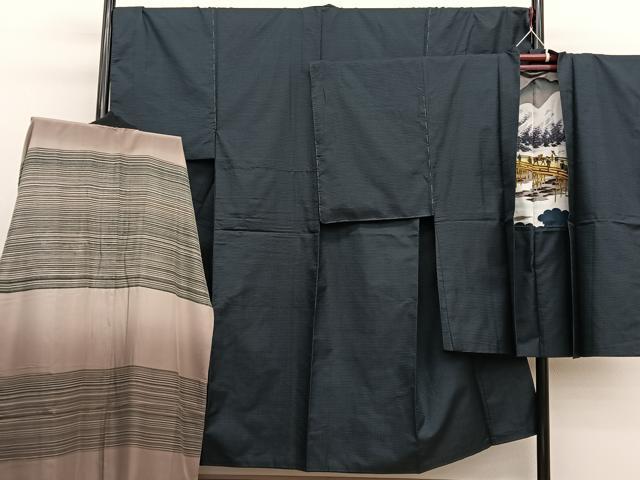 ■■■　サイズ　■■■ 【着物】 身丈 147cm（肩から） 裄丈 70cm 袖丈 53cm　縫込み 3.5cm 袖幅 35cm 前幅 27.5cm 後幅 33.5cm 着物縫いこみ 内揚げ 0cm 裄 お袖側 約1.5cm　身頃側 約0cm 【羽織】 身丈 94cm（肩から） 裄丈 71cm 袖丈 53cm　縫込み 3cm 袖幅 36cm 前幅 22.5cm 後幅 33.5cm 裄 お袖側 約1cm　身頃側 約0cm 【長襦袢】 身丈 143cm（肩から） 裄丈 69.5cm 袖丈 51cm　縫込み 2.5cm 袖幅 35cm 前幅 34.5cm 後幅 34.5cm 着物縫いこみ 内揚げ 0cm 裄 お袖側 約2.5cm　身頃側 約0cm ■■■　商品詳細　■■■ 【正絹・未使用】 着物の状態は特に目立ったシミ汚れなどもなく大変良い状態です。 羽織の状態は特に目立ったシミ汚れなどもなく大変良い状態です。 長襦袢の状態は接写画像のように、上前・左袖前に薄い汚れ、胴裏に経年変色がございます。 大変上質な逸品になります。 お安く出品致しますので、是非この機会にいかがでしょうか？ ■■■　注意事項　■■■ ■モニター発色の具合により色合いが異なる場合がございます。 ■寸法は多少の誤差が生じる場合がございますのでご了承ください。 ■縫込みの長さが左右非対称の場合は短い部分を記載しております。 左右非対称であってもご返品・お値引き等の保証は出来かねますので、ご了承の上ご購入をお願い致します。 ■シミ等のチェックには注意を払っておりますが、見落としがある場合もございますし、個人の見解も様々ですので神経質な方のご購入はお控えください。 ■箪笥に入っておりました着物や帯なので畳みシワや匂いがあるものもございます。 ■お休みは基本的に土日祝となりますが、その他臨時でお休みする場合がございますのでご了承ください。 ■商品の発送は平日のみの発送となります。 ■夜間と土曜、日曜日はお問い合わせの回答が遅れる場合がございます。 ■当店では、お直し、紋入れ、お手入れ等は承っておりません。 ■生地の状態（ヤケ、経年劣化等）によってはサイズ直しが出来ない場合がございます。 その点もどうかご了承のうえ、ご購入をお願いいたします。 ■弊社で取り扱う商品は一点ものにつき、時期や在庫状況に応じて金額が変更となる場合がございます。 ■検針は行っておりません。予めご了承いただきますようお願いいたします。 ■【洗える着物】と記載のある商品におきましては、商品お届け後に洗濯を行ってしまってからのご返品にはご対応しかねます。 念の為、専門店でのお手入れをお願いいたします。 ■写真に写っている物が全てになります。それ以外の付属品はございませんのでご了承ください。 ■状態に関する写真につきましては、掲載可能な写真枚数に限りがあるため、各箇所につき1枚参考画像を掲載しております。 ■着物のサイズ目安は下記を参考ください↓ ＜女性着物＞　お端折り次第で＋5cm　－1cmが着用可能サイズ 　例）身丈170cmの場合、身長160cm～175cm ＜男性着物＞　身丈＋約25cm～27cm程が適応身長 　例）身丈155cmの場合、身長180～182cm