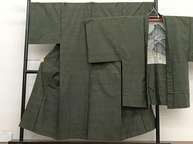 ■■■　サイズ　■■■ 【着物】 身丈 148cm（肩から） 裄丈 71cm 袖丈 49cm　縫込み 5cm 袖幅 35.5cm 前幅 30cm 後幅 34cm 着物縫いこみ 内揚げ 0cm 裄 お袖側 約0cm　身頃側 約3cm 【羽織】 身丈 96.5cm（肩から） 裄丈 73.5cm 袖丈 49cm　縫込み 4.5cm 袖幅 36.5cm 前幅 26cm 後幅 34cm 裄 お袖側 約4.5cm　身頃側 約3.5cm ■■■　商品詳細　■■■ 【正絹】 状態は特に目立ったシミ汚れなどもなく大変良い状態です。 大変上質な逸品になります。 お安く出品致しますので、是非この機会にいかがでしょうか？ ■■■　注意事項　■■■ ■モニター発色の具合により色合いが異なる場合がございます。 ■寸法は多少の誤差が生じる場合がございますのでご了承ください。 ■縫込みの長さが左右非対称の場合は短い部分を記載しております。 左右非対称であってもご返品・お値引き等の保証は出来かねますので、ご了承の上ご購入をお願い致します。 ■シミ等のチェックには注意を払っておりますが、見落としがある場合もございますし、個人の見解も様々ですので神経質な方のご購入はお控えください。 ■箪笥に入っておりました着物や帯なので畳みシワや匂いがあるものもございます。 ■お休みは基本的に土日祝となりますが、その他臨時でお休みする場合がございますのでご了承ください。 ■商品の発送は平日のみの発送となります。 ■夜間と土曜、日曜日はお問い合わせの回答が遅れる場合がございます。 ■当店では、お直し、紋入れ、お手入れ等は承っておりません。 ■生地の状態（ヤケ、経年劣化等）によってはサイズ直しが出来ない場合がございます。 その点もどうかご了承のうえ、ご購入をお願いいたします。 ■弊社で取り扱う商品は一点ものにつき、時期や在庫状況に応じて金額が変更となる場合がございます。 ■検針は行っておりません。予めご了承いただきますようお願いいたします。 ■【洗える着物】と記載のある商品におきましては、商品お届け後に洗濯を行ってしまってからのご返品にはご対応しかねます。 念の為、専門店でのお手入れをお願いいたします。 ■写真に写っている物が全てになります。それ以外の付属品はございませんのでご了承ください。 ■状態に関する写真につきましては、掲載可能な写真枚数に限りがあるため、各箇所につき1枚参考画像を掲載しております。 ■着物のサイズ目安は下記を参考ください↓ ＜女性着物＞　お端折り次第で＋5cm　－1cmが着用可能サイズ 　例）身丈170cmの場合、身長160cm～175cm ＜男性着物＞　身丈＋約25cm～27cm程が適応身長 　例）身丈155cmの場合、身長180～182cm