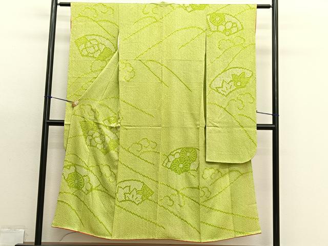 ■■■　サイズ　■■■ 【祝着】 身丈 147.5cm（肩から） 裄丈 58.5cm（肩上げ　0cm） 袖丈 102cm　縫込み 5.5cm 袖幅 30.5cm 前幅 21cm 後幅 26cm 着物縫いこみ 内揚げ 0cm （腰上げ　0cm） 裄 お袖側 約5.5cm　身頃側 約6cm ■■■　商品詳細　■■■ 着物【正絹】の状態は特に目立ったシミ汚れなどもなく大変良い状態です。 大変上質な逸品になります。 お安く出品致しますので、是非この機会にいかがでしょうか？ ■■■　注意事項　■■■ ■モニター発色の具合により色合いが異なる場合がございます。 ■寸法は多少の誤差が生じる場合がございますのでご了承ください。 ■縫込みの長さが左右非対称の場合は短い部分を記載しております。 左右非対称であってもご返品・お値引き等の保証は出来かねますので、ご了承の上ご購入をお願い致します。 ■シミ等のチェックには注意を払っておりますが、見落としがある場合もございますし、個人の見解も様々ですので神経質な方のご購入はお控えください。 ■箪笥に入っておりました着物や帯なので畳みシワや匂いがあるものもございます。 ■お休みは基本的に土日祝となりますが、その他臨時でお休みする場合がございますのでご了承ください。 ■商品の発送は平日のみの発送となります。 ■夜間と土曜、日曜日はお問い合わせの回答が遅れる場合がございます。 ■当店では、お直し、紋入れ、お手入れ等は承っておりません。 ■生地の状態（ヤケ、経年劣化等）によってはサイズ直しが出来ない場合がございます。 その点もどうかご了承のうえ、ご購入をお願いいたします。 ■弊社で取り扱う商品は一点ものにつき、時期や在庫状況に応じて金額が変更となる場合がございます。 ■検針は行っておりません。予めご了承いただきますようお願いいたします。 ■【洗える着物】と記載のある商品におきましては、商品お届け後に洗濯を行ってしまってからのご返品にはご対応しかねます。 念の為、専門店でのお手入れをお願いいたします。 ■写真に写っている物が全てになります。それ以外の付属品はございませんのでご了承ください。 ■状態に関する写真につきましては、掲載可能な写真枚数に限りがあるため、各箇所につき1枚参考画像を掲載しております。 ■着物のサイズ目安は下記を参考ください↓ ＜女性着物＞　お端折り次第で＋5cm　－1cmが着用可能サイズ 　例）身丈170cmの場合、身長160cm～175cm ＜男性着物＞　身丈＋約25cm～27cm程が適応身長 　例）身丈155cmの場合、身長180～182cm