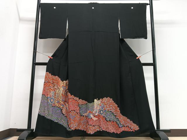 ■■■　サイズ　■■■ 身丈 159cm（肩から） 裄丈 65cm 袖丈 46cm　縫込み 5cm 袖幅 33cm 前幅 25.5cm 後幅 31cm 着物縫いこみ 内揚げ 2cm 裄 お袖側 約2.5cm　身頃側 約2.5cm ■■■　商品詳細　■■■ 【正絹・五つ紋・比翼仕立て】 状態は画像を添付しておりますので、そちらをご確認下さいますよう宜しくお願い致します。 大変上質な逸品になります。 お安く出品致しますので、是非この機会にいかがでしょうか？ ■■■　注意事項　■■■ ■モニター発色の具合により色合いが異なる場合がございます。 ■寸法は多少の誤差が生じる場合がございますのでご了承ください。 ■縫込みの長さが左右非対称の場合は短い部分を記載しております。 左右非対称であってもご返品・お値引き等の保証は出来かねますので、ご了承の上ご購入をお願い致します。 ■シミ等のチェックには注意を払っておりますが、見落としがある場合もございますし、個人の見解も様々ですので神経質な方のご購入はお控えください。 ■箪笥に入っておりました着物や帯なので畳みシワや匂いがあるものもございます。 ■お休みは基本的に土日祝となりますが、その他臨時でお休みする場合がございますのでご了承ください。 ■商品の発送は平日のみの発送となります。 ■夜間と土曜、日曜日はお問い合わせの回答が遅れる場合がございます。 ■当店では、お直し、紋入れ、お手入れ等は承っておりません。 ■生地の状態（ヤケ、経年劣化等）によってはサイズ直しが出来ない場合がございます。 その点もどうかご了承のうえ、ご購入をお願いいたします。 ■弊社で取り扱う商品は一点ものにつき、時期や在庫状況に応じて金額が変更となる場合がございます。 ■検針は行っておりません。予めご了承いただきますようお願いいたします。 ■【洗える着物】と記載のある商品におきましては、商品お届け後に洗濯を行ってしまってからのご返品にはご対応しかねます。 念の為、専門店でのお手入れをお願いいたします。 ■写真に写っている物が全てになります。それ以外の付属品はございませんのでご了承ください。 ■状態に関する写真につきましては、掲載可能な写真枚数に限りがあるため、各箇所につき1枚参考画像を掲載しております。 ■着物のサイズ目安は下記を参考ください↓ ＜女性着物＞　お端折り次第で＋5cm　−1cmが着用可能サイズ 　例）身丈170cmの場合、身長160cm〜175cm ＜男性着物＞　身丈＋約25cm〜27cm程が適応身長 　例）身丈155cmの場合、身長180〜182cm