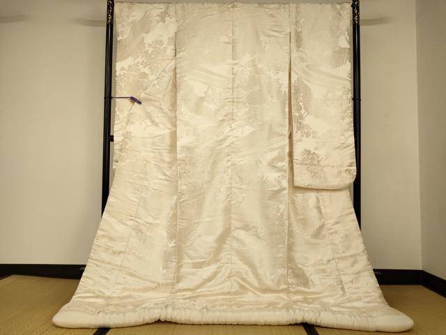■■■　サイズ　■■■ 身丈 197cm（肩から） 裄丈 66cm 袖丈 106cm　縫込み 6.5cm 袖幅 33.5cm 前幅 29.5cm 後幅 31.5cm 着物縫いこみ 内揚げ 0cm 裄 お袖側 約3cm　身頃側 約3cm ■■■　商品詳細　■■■ 【正絹・ふき綿仕立て】 状態は接写画像のようにふき綿・袖口に薄い汚れがございますが その他特に目立ったシミ汚れなどもなく大変良い状態です。 大変上質な逸品になります。 お安く出品致しますので、是非この機会にいかがでしょうか？ ■■■　注意事項　■■■ ■モニター発色の具合により色合いが異なる場合がございます。 ■寸法は多少の誤差が生じる場合がございますのでご了承ください。 ■縫込みの長さが左右非対称の場合は短い部分を記載しております。 左右非対称であってもご返品・お値引き等の保証は出来かねますので、ご了承の上ご購入をお願い致します。 ■シミ等のチェックには注意を払っておりますが、見落としがある場合もございますし、個人の見解も様々ですので神経質な方のご購入はお控えください。 ■箪笥に入っておりました着物や帯なので畳みシワや匂いがあるものもございます。 ■お休みは基本的に土日祝となりますが、その他臨時でお休みする場合がございますのでご了承ください。 ■商品の発送は平日のみの発送となります。 ■夜間と土曜、日曜日はお問い合わせの回答が遅れる場合がございます。 ■当店では、お直し、紋入れ、お手入れ等は承っておりません。 ■生地の状態（ヤケ、経年劣化等）によってはサイズ直しが出来ない場合がございます。 その点もどうかご了承のうえ、ご購入をお願いいたします。 ■弊社で取り扱う商品は一点ものにつき、時期や在庫状況に応じて金額が変更となる場合がございます。 ■検針は行っておりません。予めご了承いただきますようお願いいたします。 ■【洗える着物】と記載のある商品におきましては、商品お届け後に洗濯を行ってしまってからのご返品にはご対応しかねます。 念の為、専門店でのお手入れをお願いいたします。 ■写真に写っている物が全てになります。 それ以外の付属品はございませんのでご了承ください。 ■状態に関する写真につきましては、掲載可能な写真枚数に限りがあるため、 各箇所につき1枚参考画像を掲載しております。 ■着物のサイズ目安は下記を参考ください↓ ＜女性着物＞　お端折り次第で＋5cm　－10cmが着用可能サイズ 　例）身丈170cmの場合、身長160cm～175cm ＜男性着物＞　身丈＋約25cm～27cm程が適応身長 　例）身丈155cmの場合、身長180cm～182cm