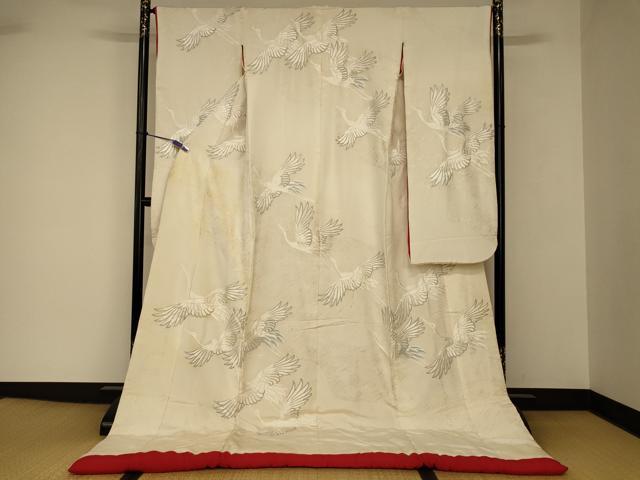 ■■■　サイズ　■■■ 身丈 200.5cm（肩から） 裄丈 66cm 袖丈 102cm　縫込み 6cm 袖幅 33.5cm 前幅 25.5cm 後幅 31cm 着物縫いこみ 内揚げ 0cm 裄 お袖側 約9cm　身頃側 約3cm ■■■　商品詳細　■■■ 【正絹・ふき綿仕立て】 状態は接写画像のように表地・袖口・衿・衿山・剣先に薄い汚れがございますが その他特に目立ったシミ汚れなどもなく大変良い状態です。 大変上質な逸品になります。 お安く出品致しますので、是非この機会にいかがでしょうか？ ■■■　注意事項　■■■ ■モニター発色の具合により色合いが異なる場合がございます。 ■寸法は多少の誤差が生じる場合がございますのでご了承ください。 ■縫込みの長さが左右非対称の場合は短い部分を記載しております。 左右非対称であってもご返品・お値引き等の保証は出来かねますので、ご了承の上ご購入をお願い致します。 ■シミ等のチェックには注意を払っておりますが、見落としがある場合もございますし、個人の見解も様々ですので神経質な方のご購入はお控えください。 ■箪笥に入っておりました着物や帯なので畳みシワや匂いがあるものもございます。 ■お休みは基本的に土日祝となりますが、その他臨時でお休みする場合がございますのでご了承ください。 ■商品の発送は平日のみの発送となります。 ■夜間と土曜、日曜日はお問い合わせの回答が遅れる場合がございます。 ■当店では、お直し、紋入れ、お手入れ等は承っておりません。 ■生地の状態（ヤケ、経年劣化等）によってはサイズ直しが出来ない場合がございます。 その点もどうかご了承のうえ、ご購入をお願いいたします。 ■弊社で取り扱う商品は一点ものにつき、時期や在庫状況に応じて金額が変更となる場合がございます。 ■検針は行っておりません。予めご了承いただきますようお願いいたします。 ■【洗える着物】と記載のある商品におきましては、商品お届け後に洗濯を行ってしまってからのご返品にはご対応しかねます。 念の為、専門店でのお手入れをお願いいたします。 ■写真に写っている物が全てになります。 それ以外の付属品はございませんのでご了承ください。 ■状態に関する写真につきましては、掲載可能な写真枚数に限りがあるため、 各箇所につき1枚参考画像を掲載しております。 ■着物のサイズ目安は下記を参考ください↓ ＜女性着物＞　お端折り次第で＋5cm　－10cmが着用可能サイズ 　例）身丈170cmの場合、身長160cm～175cm ＜男性着物＞　身丈＋約25cm～27cm程が適応身長 　例）身丈155cmの場合、身長180cm～182cm