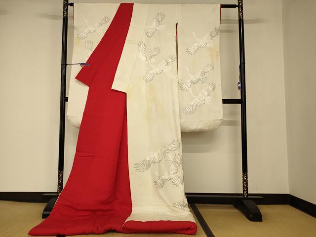 平和屋の平和屋本店●本手描友禅作家　秋山章　白打掛　白無垢　和装　婚礼　結婚式　花嫁　神社挙式　飛鶴宝尽くし文　銀彩　逸品　AABJ2735fw｜アングル2