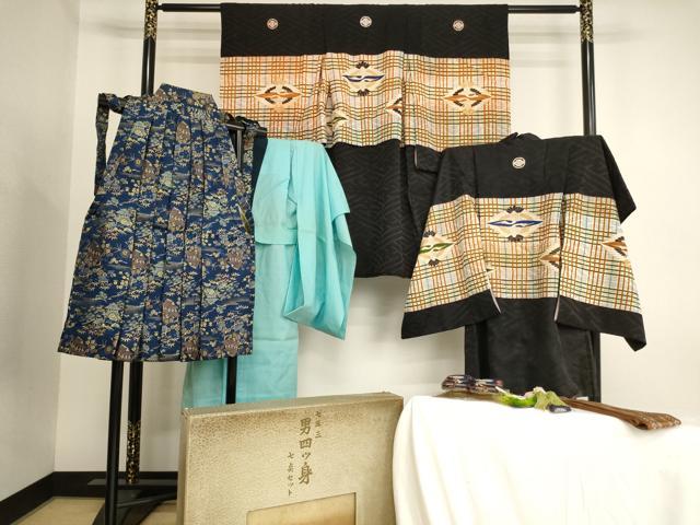 ■■■　サイズ　■■■ 【祝着】 身丈 89cm（肩から） 裄丈 46cm（肩上げ　6cm） 袖丈 56cm　縫込み 2cm 袖幅 33cm 前幅 19cm 後幅 25.5cm 着物縫いこみ 内揚げ 0cm （腰上げ　10.5cm） 裄 お袖側 約1cm　身頃側 約0cm 【羽織】 身丈 76cm（肩から） 裄丈 45cm（肩上げ　5.6cm） 袖丈 55.5cm　縫込み 2.5cm 袖幅 32cm 前幅 17cm 後幅 24.5cm （腰上げ　0cm） 裄 お袖側 約1.5cm　身頃側 約0cm 【長襦袢】 身丈 84cm（肩から） 裄丈 46cm（肩上げ　5.5cm） 袖丈 57cm　縫込み 5cm 袖幅 31cm 前幅 23cm 後幅 26.5cm 着物縫いこみ 内揚げ 0cm （腰上げ　4.5cm） 裄 お袖側 約5.5cm　身頃側 約0cm 【袴】 紐下　約　60.5cm 【草履サイズ】 長さ　　　約　17cm 幅　　　　約　6cm 踵高さ　　約　2.5cm ■■■　商品詳細　■■■ 着物【化繊・五つ紋】の状態は接写画像のように表地・裏地に汚れがございます。 羽織【化繊・五つ紋】の状態は接写画像のように表地・裏地に汚れがございます。 長襦袢【交織】の状態は接写画像のように表地に汚れがございます。 袴【化繊】の状態は特に目立ったシミ汚れなどもなく大変良い状態です。 小物の状態は接写画像のように草履に汚れがございますが その他特に目立ったシミ汚れなどもなく大変良い状態です。 大変上質な逸品になりますので、 ぜひお手入れをされてお召しになられてはいかがでしょうか。 お安く出品致しますので、是非この機会にいかがでしょうか？ ※若干保管臭がございます。 ※箱に傷み・汚れがございます。 ■■■　注意事項　■■■ ■モニター発色の具合により色合いが異なる場合がございます。 ■寸法は多少の誤差が生じる場合がございますのでご了承ください。 ■縫込みの長さが左右非対称の場合は短い部分を記載しております。 左右非対称であってもご返品・お値引き等の保証は出来かねますので、ご了承の上ご購入をお願い致します。 ■シミ等のチェックには注意を払っておりますが、見落としがある場合もございますし、個人の見解も様々ですので神経質な方のご購入はお控えください。 ■箪笥に入っておりました着物や帯なので畳みシワや匂いがあるものもございます。 ■お休みは基本的に土日祝となりますが、その他臨時でお休みする場合がございますのでご了承ください。 ■商品の発送は平日のみの発送となります。 ■夜間と土曜、日曜日はお問い合わせの回答が遅れる場合がございます。 ■当店では、お直し、紋入れ、お手入れ等は承っておりません。 ■生地の状態（ヤケ、経年劣化等）によってはサイズ直しが出来ない場合がございます。 その点もどうかご了承のうえ、ご購入をお願いいたします。 ■弊社で取り扱う商品は一点ものにつき、時期や在庫状況に応じて金額が変更となる場合がございます。 ■検針は行っておりません。予めご了承いただきますようお願いいたします。 ■【洗える着物】と記載のある商品におきましては、商品お届け後に洗濯を行ってしまってからのご返品にはご対応しかねます。 念の為、専門店でのお手入れをお願いいたします。 ■写真に写っている物が全てになります。それ以外の付属品はございませんのでご了承ください。 ■状態に関する写真につきましては、掲載可能な写真枚数に限りがあるため、各箇所につき1枚参考画像を掲載しております。 ■着物のサイズ目安は下記を参考ください↓ ＜女性着物＞　お端折り次第で＋5cm　－1cmが着用可能サイズ 　例）身丈170cmの場合、身長160cm～175cm ＜男性着物＞　身丈＋約25cm～27cm程が適応身長 　例）身丈155cmの場合、身長180～182cm