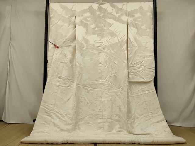 ■■■　サイズ　■■■ 身丈 185.5cm（肩から） 裄丈 66cm 袖丈 101.5cm　縫込み 5.5cm 袖幅 32.5cm 前幅 29.5cm 後幅 32.5cm 着物縫いこみ 内揚げ 0cm 裄 お袖側 約1cm　身頃側 約2cm ■■■　商品詳細　■■■ 【正絹・ふき綿仕立て】 状態は接写画像のようにふき綿部分・袖口に薄い汚れがございますが その他特に目立ったシミ汚れなどもなく大変良い状態です。 大変上質な逸品になります。 お安く出品致しますので、是非この機会にいかがでしょうか？ ■■■　注意事項　■■■ ■モニター発色の具合により色合いが異なる場合がございます。 ■寸法は多少の誤差が生じる場合がございますのでご了承ください。 ■縫込みの長さが左右非対称の場合は短い部分を記載しております。 左右非対称であってもご返品・お値引き等の保証は出来かねますので、ご了承の上ご購入をお願い致します。 ■シミ等のチェックには注意を払っておりますが、見落としがある場合もございますし、個人の見解も様々ですので神経質な方のご購入はお控えください。 ■箪笥に入っておりました着物や帯なので畳みシワや匂いがあるものもございます。 ■お休みは基本的に土日祝となりますが、その他臨時でお休みする場合がございますのでご了承ください。 ■商品の発送は平日のみの発送となります。 ■夜間と土曜、日曜日はお問い合わせの回答が遅れる場合がございます。 ■当店では、お直し、紋入れ、お手入れ等は承っておりません。 ■生地の状態（ヤケ、経年劣化等）によってはサイズ直しが出来ない場合がございます。 その点もどうかご了承のうえ、ご購入をお願いいたします。 ■弊社で取り扱う商品は一点ものにつき、時期や在庫状況に応じて金額が変更となる場合がございます。 ■検針は行っておりません。予めご了承いただきますようお願いいたします。 ■【洗える着物】と記載のある商品におきましては、商品お届け後に洗濯を行ってしまってからのご返品にはご対応しかねます。 念の為、専門店でのお手入れをお願いいたします。 ■写真に写っている物が全てになります。 それ以外の付属品はございませんのでご了承ください。 ■状態に関する写真につきましては、掲載可能な写真枚数に限りがあるため、 各箇所につき1枚参考画像を掲載しております。 ■着物のサイズ目安は下記を参考ください↓ ＜女性着物＞　お端折り次第で＋5cm　－10cmが着用可能サイズ 　例）身丈170cmの場合、身長160cm～175cm ＜男性着物＞　身丈＋約25cm～27cm程が適応身長 　例）身丈155cmの場合、身長180cm～182cm