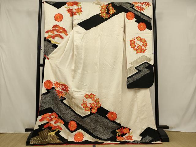 ■■■　サイズ　■■■ 身丈 176cm（肩から） 裄丈 65cm 袖丈 105cm　縫込み 2.5cm 袖幅 32cm 前幅 22cm 後幅 29.5cm 着物縫いこみ 内揚げ 0cm 裄 お袖側 約0cm　身頃側 1cm ■■■　商品詳細　■■■ 【正絹・ふき綿仕立て・比翼仕立て】 状態は接写画像のようにふき綿部分に汚れ、表地・袖口・胴裏に薄い汚れ、衿裏にペン書きと汚れがございますが その他特に目立ったシミ汚れなどもなく大変良い状態です。 大変上質な逸品になります。 お安く出品致しますので、是非この機会にいかがでしょうか？ ■■■　注意事項　■■■ ■モニター発色の具合により色合いが異なる場合がございます。 ■寸法は多少の誤差が生じる場合がございますのでご了承ください。 ■縫込みの長さが左右非対称の場合は短い部分を記載しております。 左右非対称であってもご返品・お値引き等の保証は出来かねますので、ご了承の上ご購入をお願い致します。 ■シミ等のチェックには注意を払っておりますが、見落としがある場合もございますし、個人の見解も様々ですので神経質な方のご購入はお控えください。 ■箪笥に入っておりました着物や帯なので畳みシワや匂いがあるものもございます。 ■お休みは基本的に土日祝となりますが、その他臨時でお休みする場合がございますのでご了承ください。 ■商品の発送は平日のみの発送となります。 ■夜間と土曜、日曜日はお問い合わせの回答が遅れる場合がございます。 ■当店では、お直し、紋入れ、お手入れ等は承っておりません。 ■生地の状態（ヤケ、経年劣化等）によってはサイズ直しが出来ない場合がございます。 その点もどうかご了承のうえ、ご購入をお願いいたします。 ■弊社で取り扱う商品は一点ものにつき、時期や在庫状況に応じて金額が変更となる場合がございます。 ■検針は行っておりません。予めご了承いただきますようお願いいたします。 ■【洗える着物】と記載のある商品におきましては、商品お届け後に洗濯を行ってしまってからのご返品にはご対応しかねます。 念の為、専門店でのお手入れをお願いいたします。 ■写真に写っている物が全てになります。 それ以外の付属品はございませんのでご了承ください。 ■状態に関する写真につきましては、掲載可能な写真枚数に限りがあるため、 各箇所につき1枚参考画像を掲載しております。 ■着物のサイズ目安は下記を参考ください↓ ＜女性着物＞　お端折り次第で＋5cm　－10cmが着用可能サイズ 　例）身丈170cmの場合、身長160cm～175cm ＜男性着物＞　身丈＋約25cm～27cm程が適応身長 　例）身丈155cmの場合、身長180cm～182cm