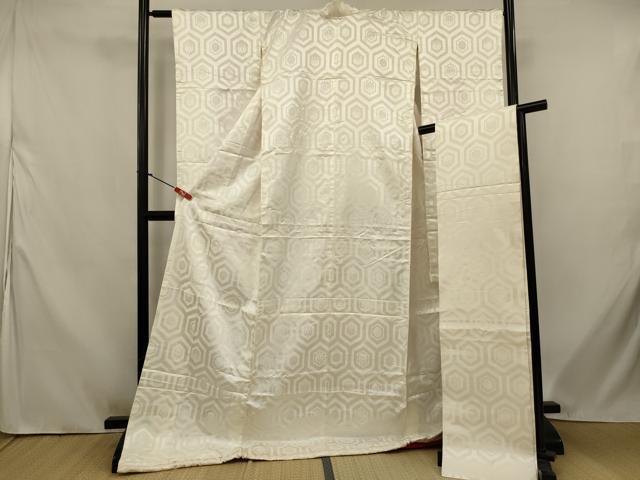 ■■■　サイズ　■■■ 身丈 175cm（肩から） 裄丈 63cm 袖丈 103.5cm　縫込み 4.5cm 袖幅 30.5cm 前幅 24cm 後幅 29cm 着物縫いこみ 内揚げ 0cm 裄 お袖側 約2.5cm　身頃側 約2cm 【帯】 長さ 480cm　幅 26.5cm程 ■■■　商品詳細　■■■ 【正絹・ふき綿仕立て・比翼仕立て・バチ衿】 帯の状態は接写画像のように表地に汚れがございますが その他特に目立ったシミ汚れなどもなく大変良い状態です。 着物の状態は接写画像のように表地・袖口に薄い汚れがございますが その他特に目立ったシミ汚れなどもなく大変良い状態です。 大変上質な逸品になります。 お安く出品致しますので、是非この機会にいかがでしょうか？ ■■■　注意事項　■■■ ■モニター発色の具合により色合いが異なる場合がございます。 ■寸法は多少の誤差が生じる場合がございますのでご了承ください。 ■縫込みの長さが左右非対称の場合は短い部分を記載しております。 左右非対称であってもご返品・お値引き等の保証は出来かねますので、ご了承の上ご購入をお願い致します。 ■シミ等のチェックには注意を払っておりますが、見落としがある場合もございますし、個人の見解も様々ですので神経質な方のご購入はお控えください。 ■箪笥に入っておりました着物や帯なので畳みシワや匂いがあるものもございます。 ■お休みは基本的に土日祝となりますが、その他臨時でお休みする場合がございますのでご了承ください。 ■商品の発送は平日のみの発送となります。 ■夜間と土曜、日曜日はお問い合わせの回答が遅れる場合がございます。 ■当店では、お直し、紋入れ、お手入れ等は承っておりません。 ■生地の状態（ヤケ、経年劣化等）によってはサイズ直しが出来ない場合がございます。 その点もどうかご了承のうえ、ご購入をお願いいたします。 ■弊社で取り扱う商品は一点ものにつき、時期や在庫状況に応じて金額が変更となる場合がございます。 ■検針は行っておりません。予めご了承いただきますようお願いいたします。 ■【洗える着物】と記載のある商品におきましては、商品お届け後に洗濯を行ってしまってからのご返品にはご対応しかねます。 念の為、専門店でのお手入れをお願いいたします。 ■写真に写っている物が全てになります。それ以外の付属品はございませんのでご了承ください。 ■状態に関する写真につきましては、掲載可能な写真枚数に限りがあるため、各箇所につき1枚参考画像を掲載しております。 ■着物のサイズ目安は下記を参考ください↓ ＜女性着物＞　お端折り次第で＋5cm　－1cmが着用可能サイズ 　例）身丈170cmの場合、身長160cm～175cm ＜男性着物＞　身丈＋約25cm～27cm程が適応身長 　例）身丈155cmの場合、身長180～182cm