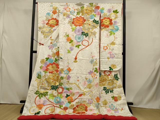 ■■■　サイズ　■■■ 身丈 182cm（肩から） 裄丈 65cm 袖丈 102.5cm　縫込み 2.5cm 袖幅 32.5cm 前幅 26cm 後幅 29cm 着物縫いこみ 内揚げ 0cm 裄 お袖側 約2.5cm　身頃側 約1.5cm ■■■　商品詳細　■■■ 【正絹・比翼仕立て・ふき綿仕立て】 状態は接写画像のように表地・袖口・衿裏に薄い汚れがございますが その他特に目立ったシミ汚れなどもなく大変良い状態です。 大変上質な逸品になります。 お安く出品致しますので、是非この機会にいかがでしょうか？ ■■■　注意事項　■■■ ■モニター発色の具合により色合いが異なる場合がございます。 ■寸法は多少の誤差が生じる場合がございますのでご了承ください。 ■縫込みの長さが左右非対称の場合は短い部分を記載しております。 左右非対称であってもご返品・お値引き等の保証は出来かねますので、ご了承の上ご購入をお願い致します。 ■シミ等のチェックには注意を払っておりますが、見落としがある場合もございますし、個人の見解も様々ですので神経質な方のご購入はお控えください。 ■箪笥に入っておりました着物や帯なので畳みシワや匂いがあるものもございます。 ■お休みは基本的に土日祝となりますが、その他臨時でお休みする場合がございますのでご了承ください。 ■商品の発送は平日のみの発送となります。 ■夜間と土曜、日曜日はお問い合わせの回答が遅れる場合がございます。 ■当店では、お直し、紋入れ、お手入れ等は承っておりません。 ■生地の状態（ヤケ、経年劣化等）によってはサイズ直しが出来ない場合がございます。 その点もどうかご了承のうえ、ご購入をお願いいたします。 ■弊社で取り扱う商品は一点ものにつき、時期や在庫状況に応じて金額が変更となる場合がございます。 ■検針は行っておりません。予めご了承いただきますようお願いいたします。 ■【洗える着物】と記載のある商品におきましては、商品お届け後に洗濯を行ってしまってからのご返品にはご対応しかねます。 念の為、専門店でのお手入れをお願いいたします。 ■写真に写っている物が全てになります。 それ以外の付属品はございませんのでご了承ください。 ■状態に関する写真につきましては、掲載可能な写真枚数に限りがあるため、 各箇所につき1枚参考画像を掲載しております。 ■着物のサイズ目安は下記を参考ください↓ ＜女性着物＞　お端折り次第で＋5cm　－10cmが着用可能サイズ 　例）身丈170cmの場合、身長160cm～175cm ＜男性着物＞　身丈＋約25cm～27cm程が適応身長 　例）身丈155cmの場合、身長180cm～182cm