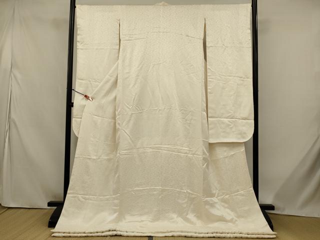 ■■■　サイズ　■■■ 身丈 178cm（肩から） 裄丈 66.5cm 袖丈 104.5cm　縫込み 4cm 袖幅 32.5cm 前幅 24cm 後幅 30.5cm 着物縫いこみ 内揚げ 0cm 裄 お袖側 約1cm　身頃側 約4cm ■■■　商品詳細　■■■ 【正絹・比翼仕立て・ふき綿仕立て】 状態は接写画像のように袖口に薄い汚れがございますが その他特に目立ったシミ汚れなどもなく大変良い状態です。 大変上質な逸品になります。 お安く出品致しますので、是非この機会にいかがでしょうか？ ■■■　注意事項　■■■ ■モニター発色の具合により色合いが異なる場合がございます。 ■寸法は多少の誤差が生じる場合がございますのでご了承ください。 ■縫込みの長さが左右非対称の場合は短い部分を記載しております。 左右非対称であってもご返品・お値引き等の保証は出来かねますので、ご了承の上ご購入をお願い致します。 ■シミ等のチェックには注意を払っておりますが、見落としがある場合もございますし、個人の見解も様々ですので神経質な方のご購入はお控えください。 ■箪笥に入っておりました着物や帯なので畳みシワや匂いがあるものもございます。 ■お休みは基本的に土日祝となりますが、その他臨時でお休みする場合がございますのでご了承ください。 ■商品の発送は平日のみの発送となります。 ■夜間と土曜、日曜日はお問い合わせの回答が遅れる場合がございます。 ■当店では、お直し、紋入れ、お手入れ等は承っておりません。 ■生地の状態（ヤケ、経年劣化等）によってはサイズ直しが出来ない場合がございます。 その点もどうかご了承のうえ、ご購入をお願いいたします。 ■弊社で取り扱う商品は一点ものにつき、時期や在庫状況に応じて金額が変更となる場合がございます。 ■検針は行っておりません。予めご了承いただきますようお願いいたします。 ■【洗える着物】と記載のある商品におきましては、商品お届け後に洗濯を行ってしまってからのご返品にはご対応しかねます。 念の為、専門店でのお手入れをお願いいたします。 ■写真に写っている物が全てになります。それ以外の付属品はございませんのでご了承ください。 ■状態に関する写真につきましては、掲載可能な写真枚数に限りがあるため、各箇所につき1枚参考画像を掲載しております。 ■着物のサイズ目安は下記を参考ください↓ ＜女性着物＞　お端折り次第で＋5cm　－1cmが着用可能サイズ 　例）身丈170cmの場合、身長160cm～175cm ＜男性着物＞　身丈＋約25cm～27cm程が適応身長 　例）身丈155cmの場合、身長180～182cm