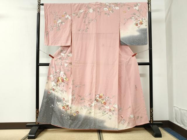 ■■■　サイズ　■■■ 身丈 159cm（肩から） 裄丈 66.5cm 袖丈 55cm　縫込み 4.5cm 袖幅 34.5cm 前幅 24.5cm 後幅 30cm 着物縫いこみ 内揚げ 7cm 裄 お袖側 約1cm　身頃側 約3cm ■■■　商品詳細　■■■ 【正絹】 状態は接写画像のように衿山・衿裏・胴裏に薄い汚れがございますが その他特に目立ったシミ汚れなどもなく大変良い状態です。 国際芸術文化賞受賞の友禅作家「木下勝功」東聖観氏。 英国王室ダイアナ妃献上の打掛け＜桐竹鳳凰麒麟紋プラチナ箔織＞ を3億円をかけて製作したことで知られております。 木下勝功氏は1点2000万円は下らない御着物も製作されている 有名な染色作家で御座います。 五木ひろし氏とともに歌と着物のジョイントショーをされたり 中曽根元総理よりダイアナ元妃献上のため打掛の制作依頼を受けたりと 様々な活躍していらっしゃいました。 また、フランスのミュールズ染織博物館に木下勝功氏の作品が永久保存されるなど その芸術性の高さは広く認められています。 大変上質な逸品になります。 お安く出品致しますので、是非この機会にいかがでしょうか？ ※若干たたみシワがございます。 ■■■　注意事項　■■■ ■モニター発色の具合により色合いが異なる場合がございます。 ■寸法は多少の誤差が生じる場合がございますのでご了承ください。 ■縫込みの長さが左右非対称の場合は短い部分を記載しております。 左右非対称であってもご返品・お値引き等の保証は出来かねますので、ご了承の上ご購入をお願い致します。 ■シミ等のチェックには注意を払っておりますが、見落としがある場合もございますし、個人の見解も様々ですので神経質な方のご購入はお控えください。 ■箪笥に入っておりました着物や帯なので畳みシワや匂いがあるものもございます。 ■お休みは基本的に土日祝となりますが、その他臨時でお休みする場合がございますのでご了承ください。 ■商品の発送は平日のみの発送となります。 ■夜間と土曜、日曜日はお問い合わせの回答が遅れる場合がございます。 ■当店では、お直し、紋入れ、お手入れ等は承っておりません。 ■生地の状態（ヤケ、経年劣化等）によってはサイズ直しが出来ない場合がございます。 その点もどうかご了承のうえ、ご購入をお願いいたします。 ■弊社で取り扱う商品は一点ものにつき、時期や在庫状況に応じて金額が変更となる場合がございます。 ■検針は行っておりません。予めご了承いただきますようお願いいたします。 ■【洗える着物】と記載のある商品におきましては、商品お届け後に洗濯を行ってしまってからのご返品にはご対応しかねます。 念の為、専門店でのお手入れをお願いいたします。 ■写真に写っている物が全てになります。それ以外の付属品はございませんのでご了承ください。 ■状態に関する写真につきましては、掲載可能な写真枚数に限りがあるため、各箇所につき1枚参考画像を掲載しております。 ■着物のサイズ目安は下記を参考ください↓ ＜女性着物＞　お端折り次第で＋5cm　－1cmが着用可能サイズ 　例）身丈170cmの場合、身長160cm～175cm ＜男性着物＞　身丈＋約25cm～27cm程が適応身長 　例）身丈155cmの場合、身長180～182cm